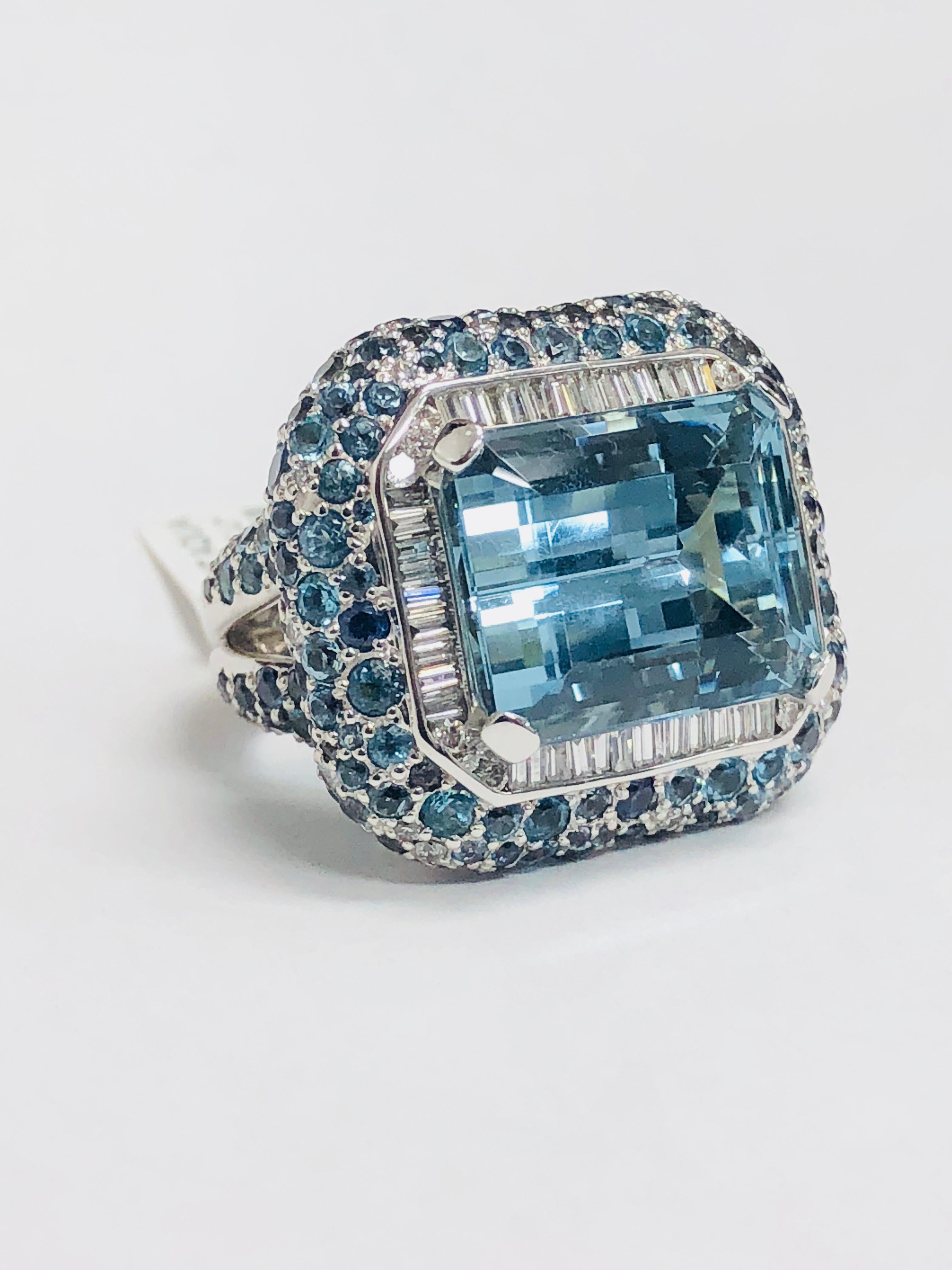 Aquamarine and Diamond Ring In New Condition For Sale In New York, NY