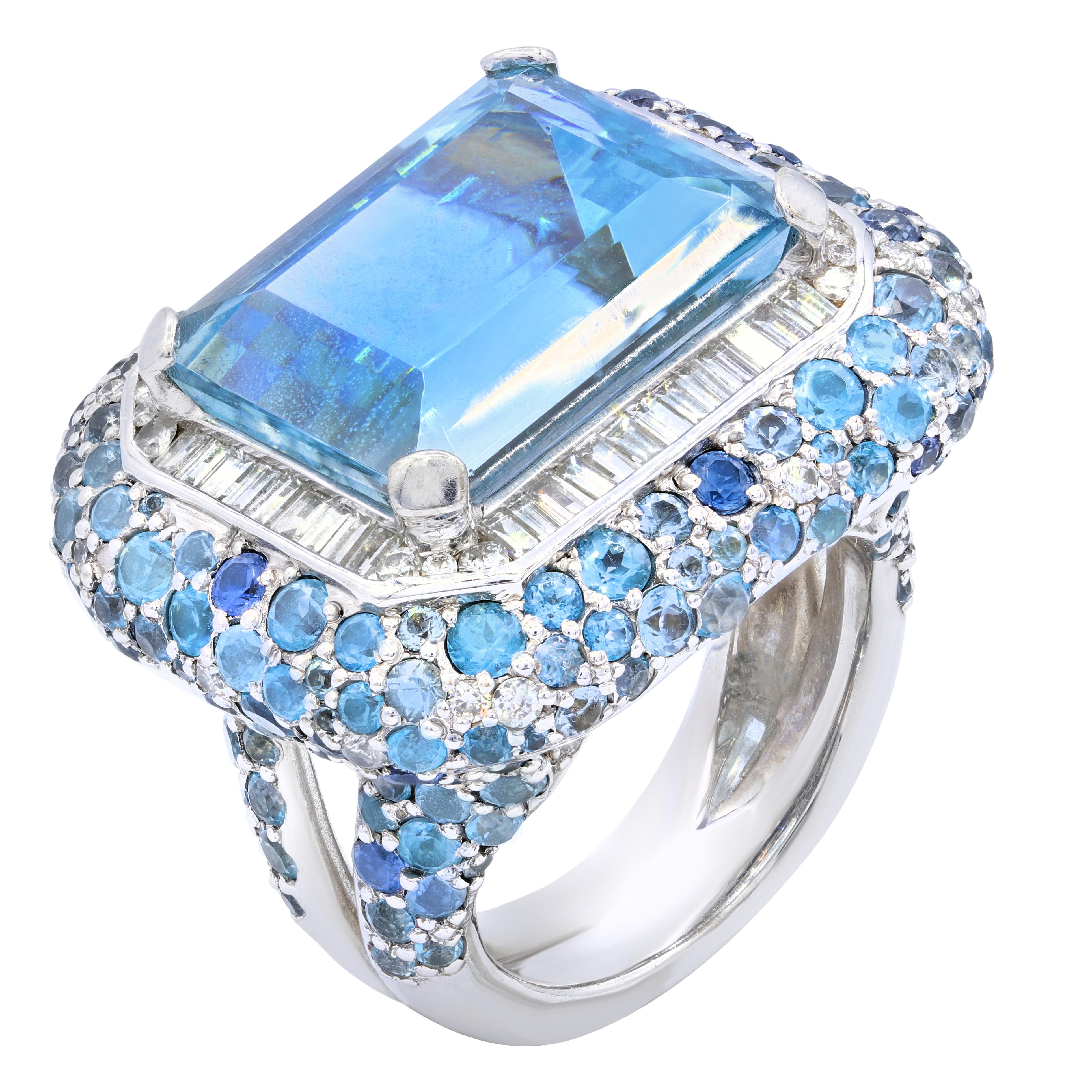Bague aigue-marine en or blanc et diamant  comprend une pierre centrale aigue-marine de 20,00 carats de taille émeraude, entourée de 1,50 carat de diamants de taille baguette.