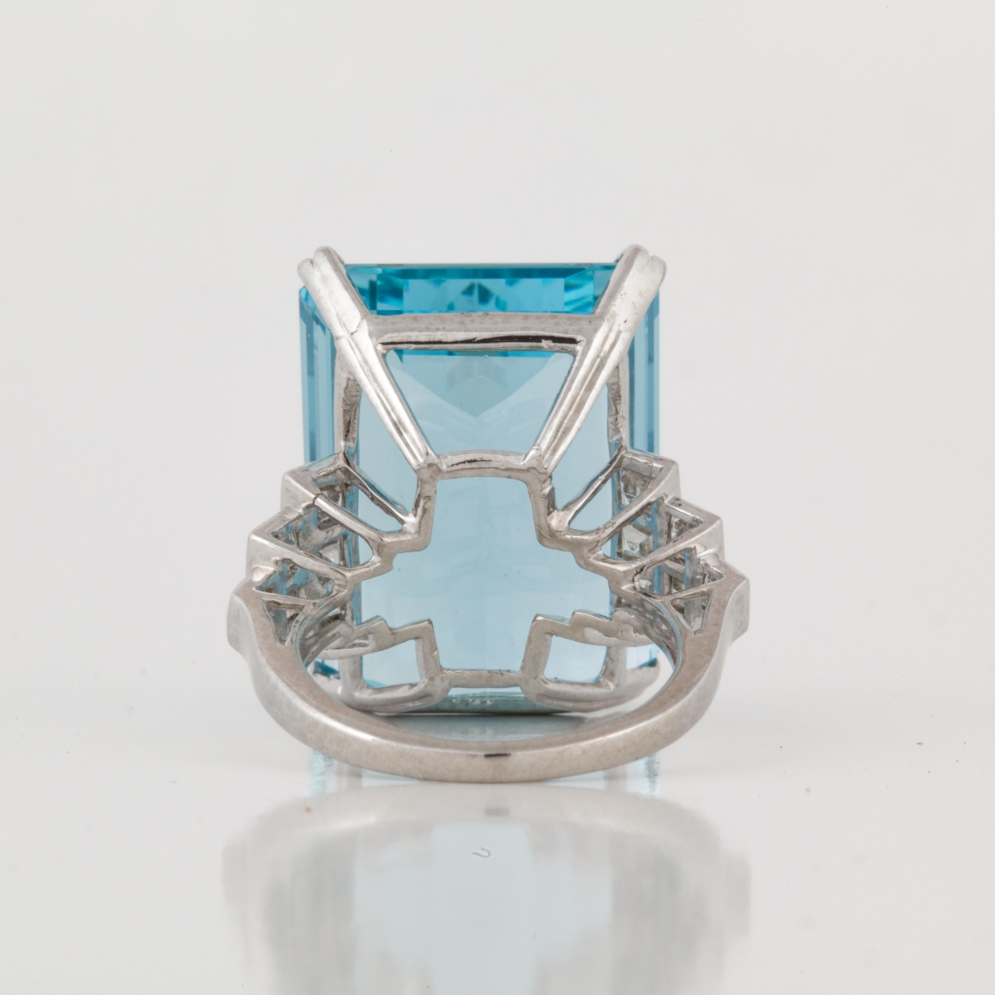 Aquamarine and Diamond Ring in Platinum In Good Condition For Sale In Houston, TX