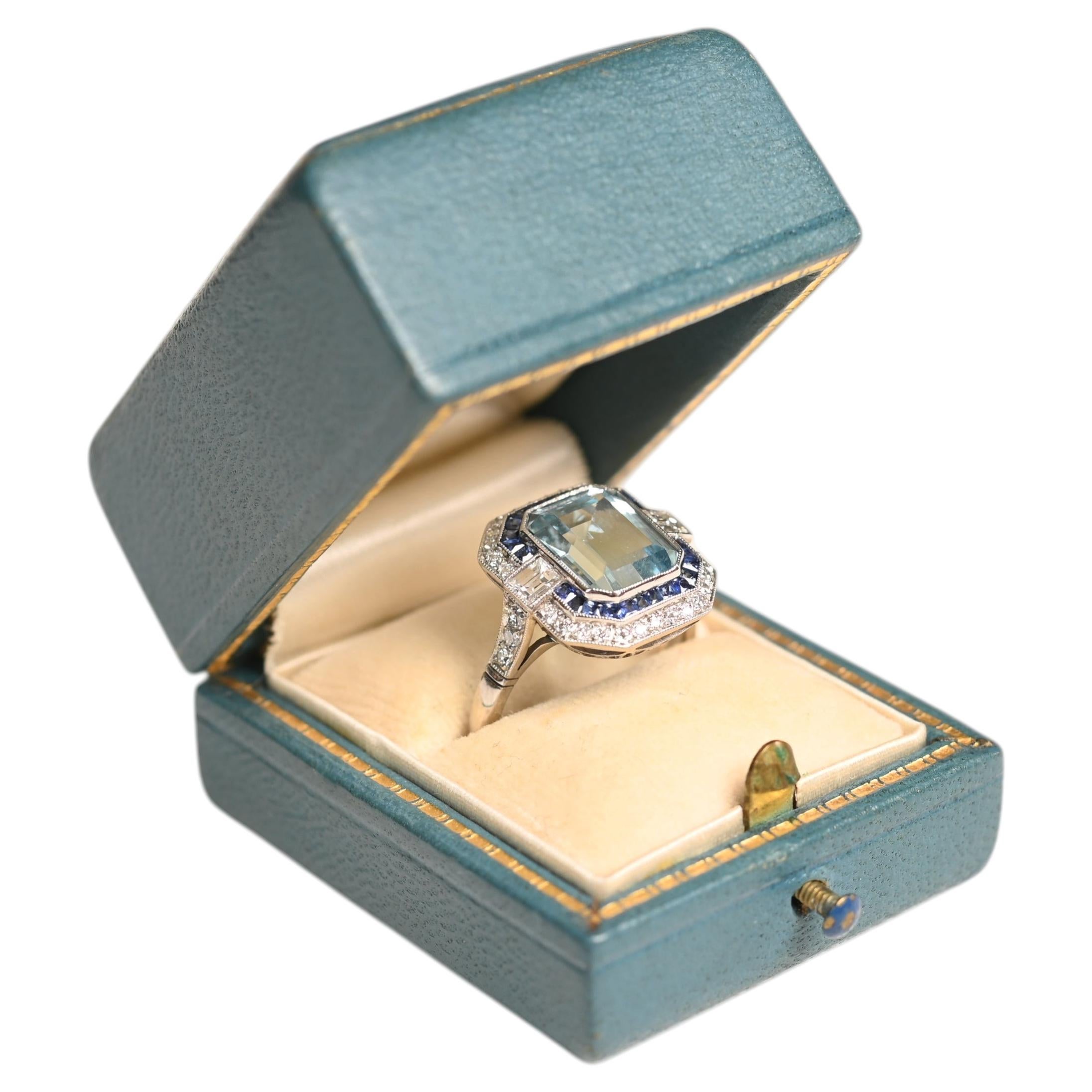 Bague à halo d'aigue-marine et de saphir diamantée. Bague en platine avec halo d'aigue-marine de 2,70ct