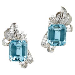 Orecchini a clip in platino con acquamarina e diamanti incastonati, 22,6 gr.