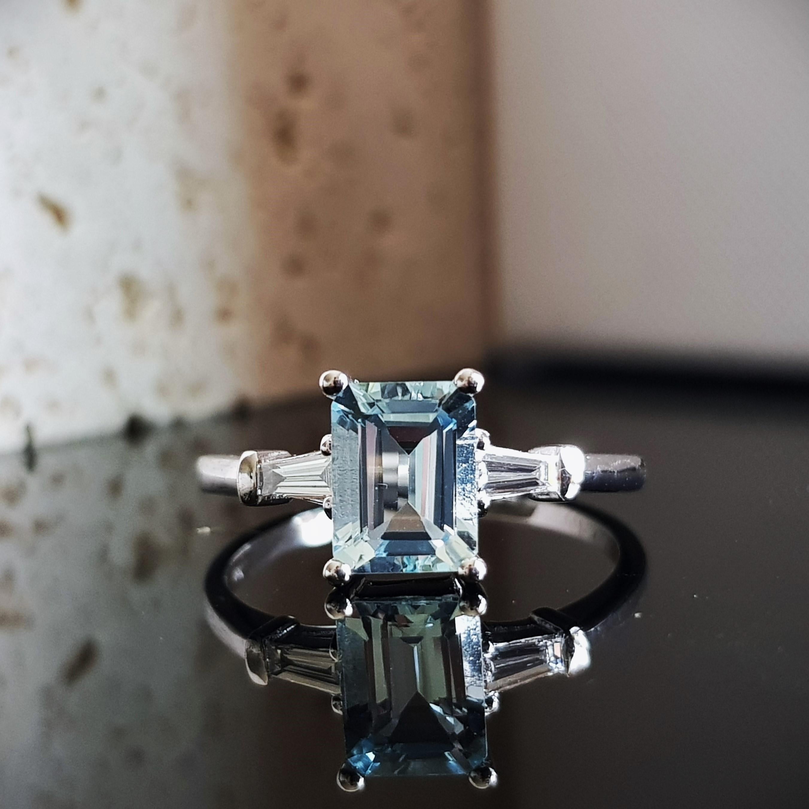 Aquamarine and Diamond Solitaire Engagement Ring in 18K White Gold In New Condition For Sale In Bangkok, TH