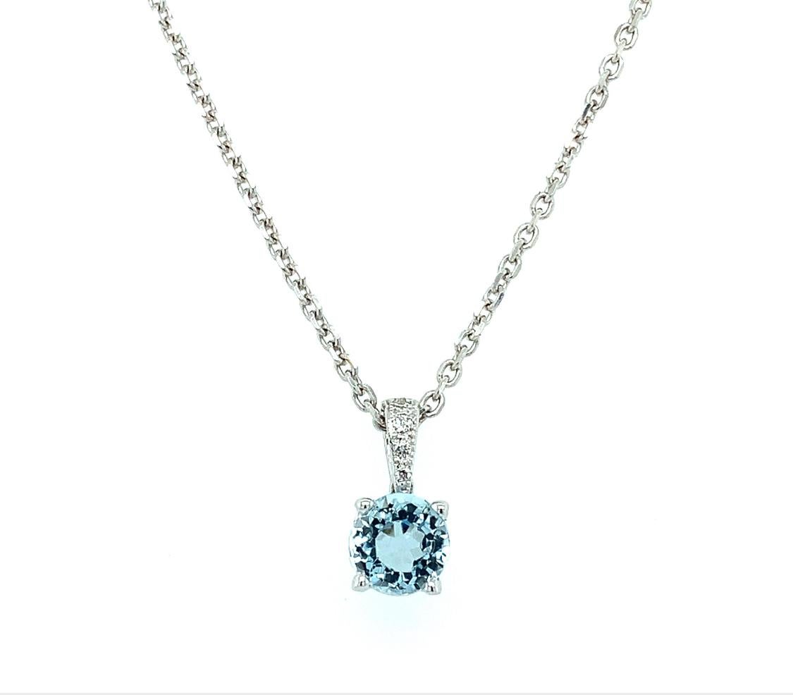 Aquamarine and diamond solitaire pendant necklace 18k white gold
Composed of aquamarine gemstone and diamond hidden halo solitaire pendant necklace in 18k white gold
Chain length 18 inches
Width of the gemstone approximately 8mm
Aquamarine round cut