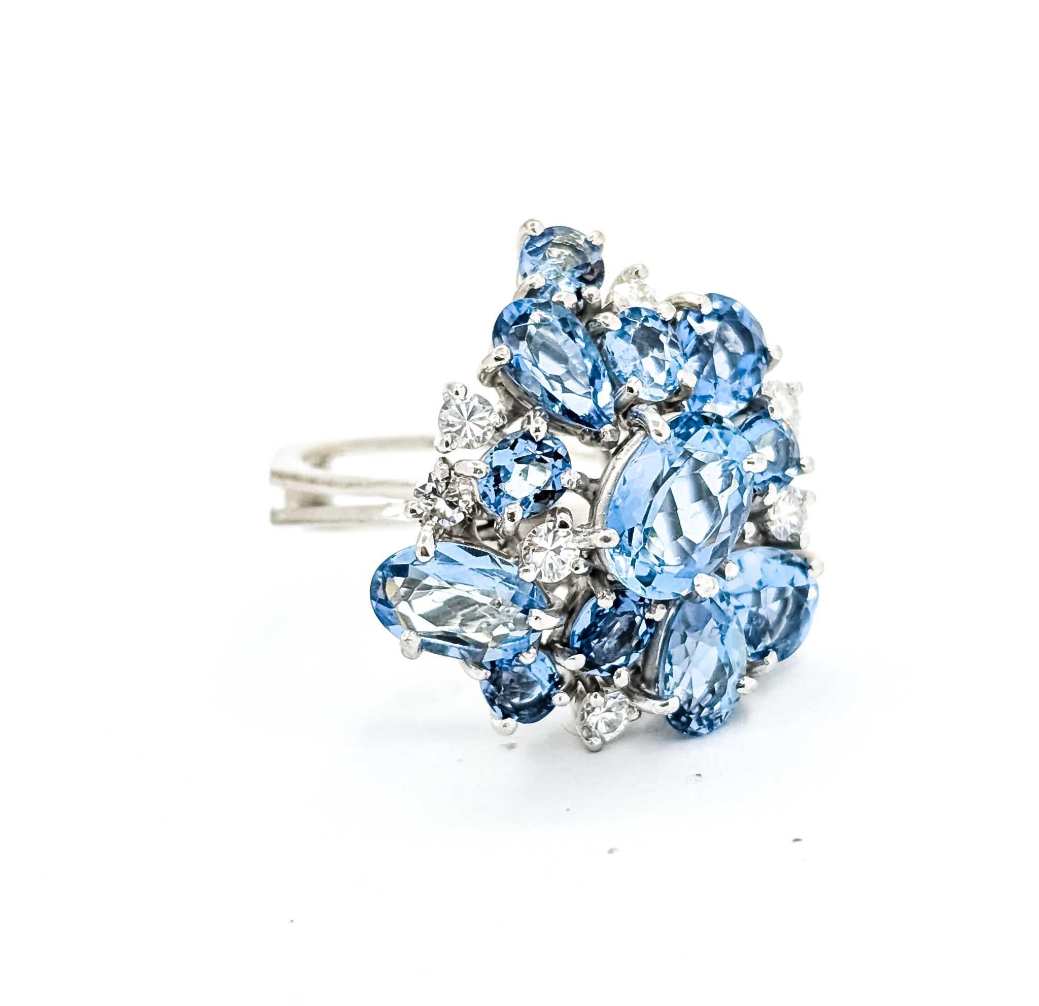  Anillo de oro blanco con aguamarina y diamantes

Te presentamos este exquisito anillo de aguamarina, elaborado en oro blanco de 14 quilates. Este impresionante anillo de cóctel presenta una fascinante aguamarina de 4,86 quilates en su centro,