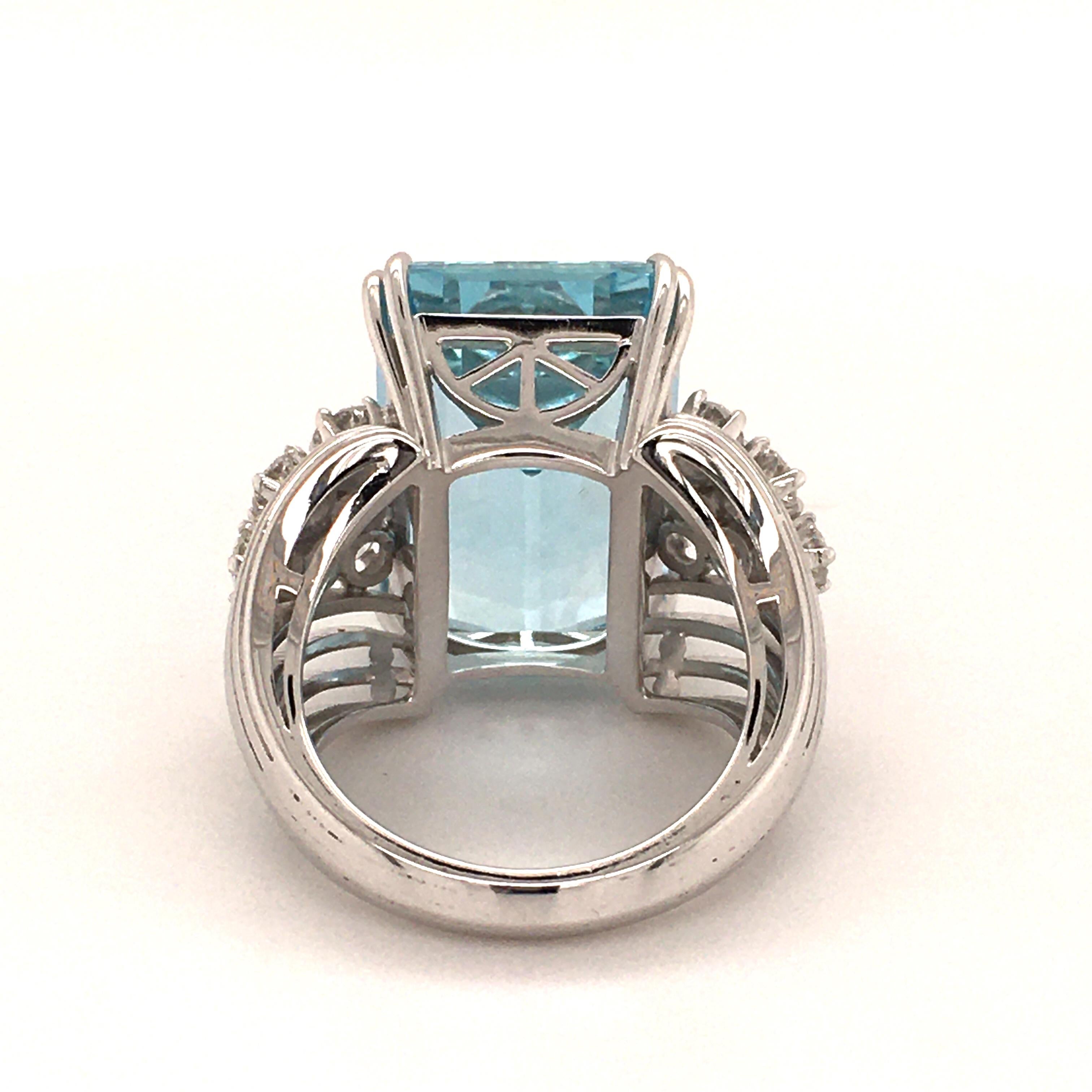 Aquamarine and Diamond White Gold Ring In Excellent Condition For Sale In Lucerne, CH