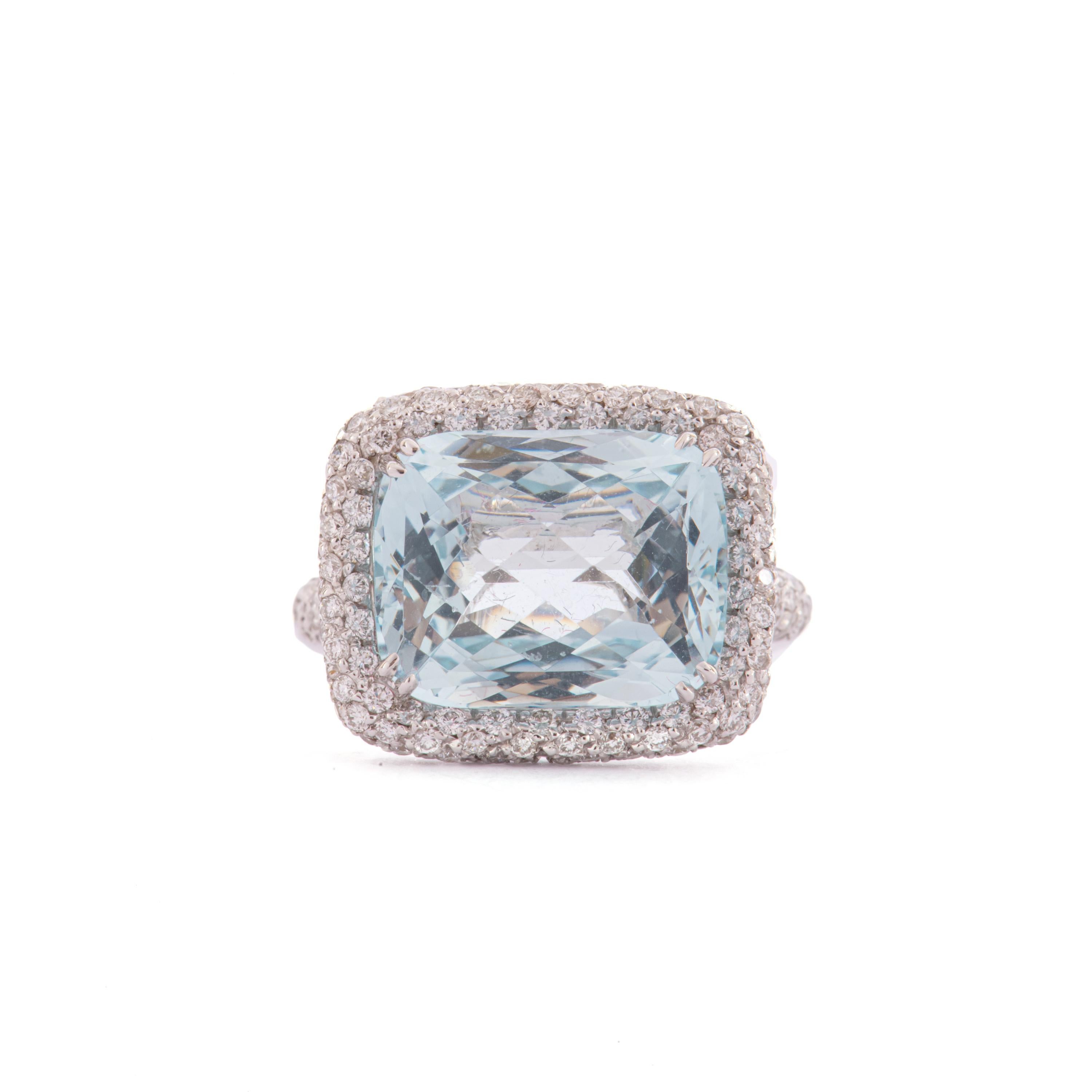 This lovely 18 kt. White gold ring with aquamarine ct. 7.97 and diamonds ct. 1.37 features a deep blue 7,97 carat aquamarine surrounded by 1,37 carats of brilliant white diamonds. Ideal for any moment of fashion, the look of this ring is perfectly