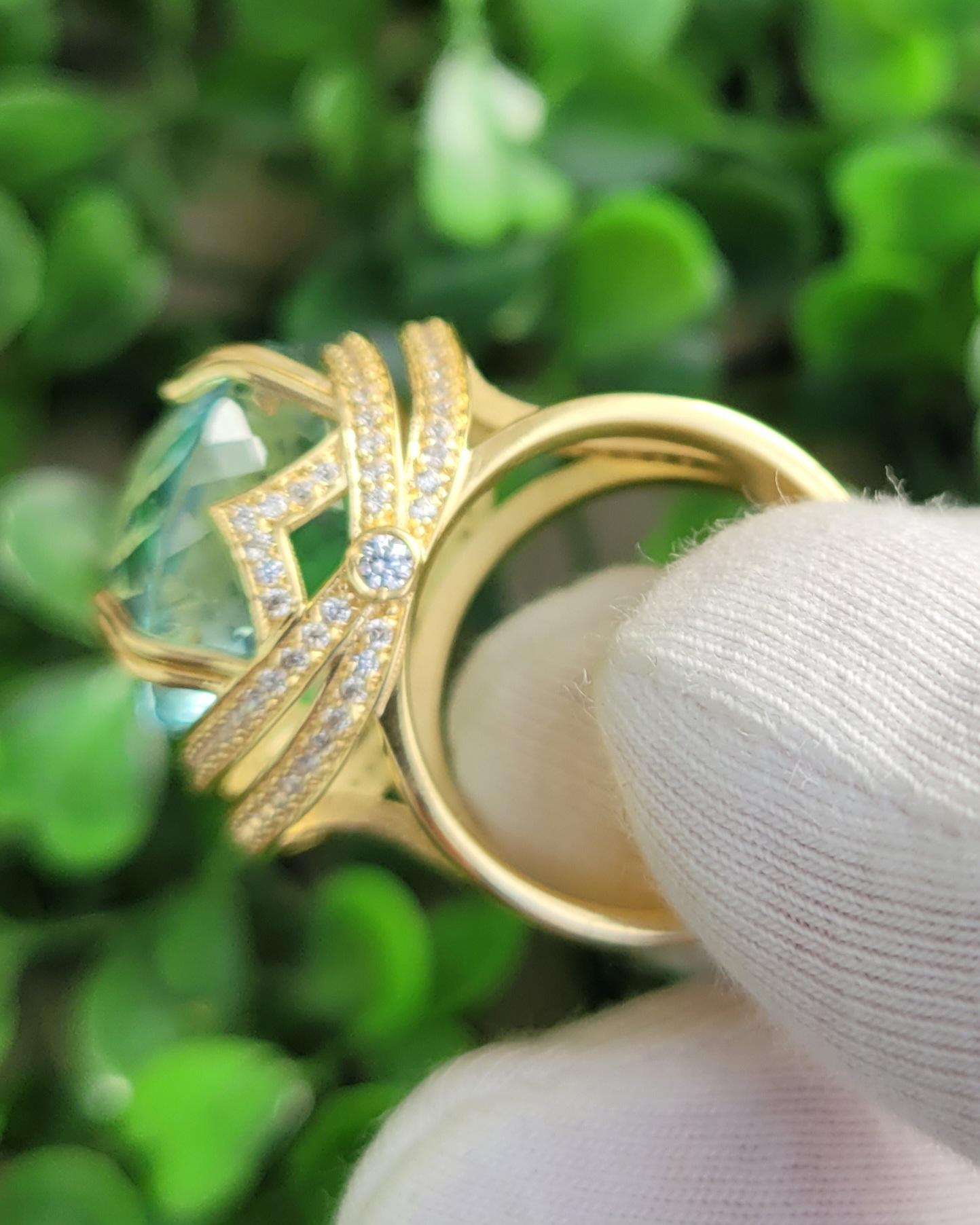 Aquamarine and diamonds 18k gold ring In New Condition For Sale In Istanbul, TR