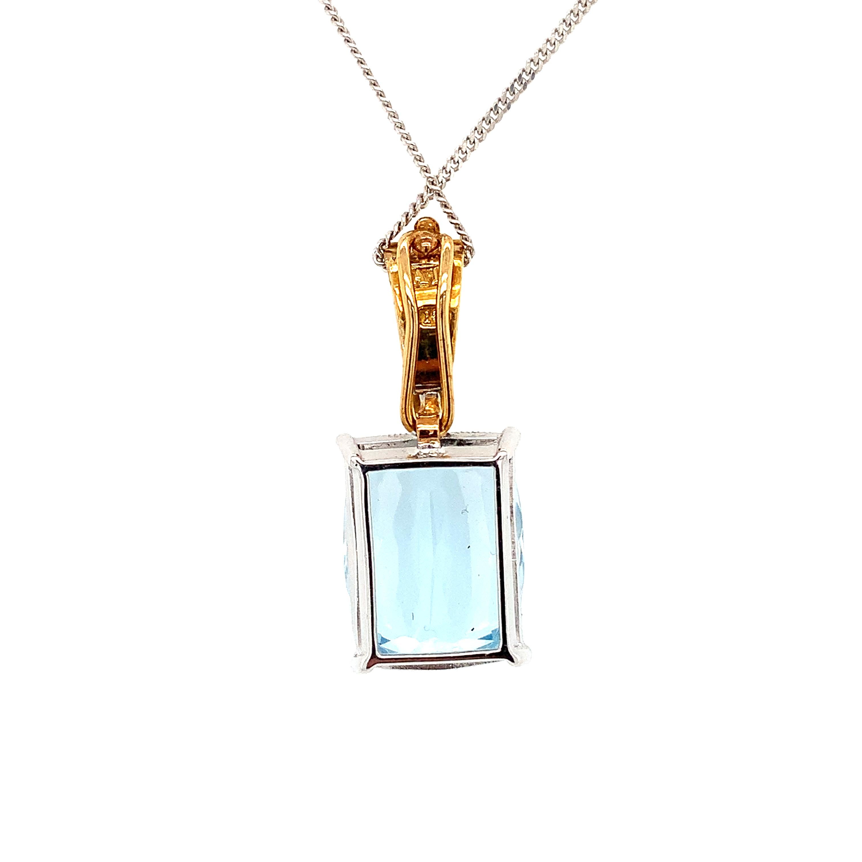 Aquamarine and diamonds art deco drop pendant necklace 18k white and yellow gold For Sale 4