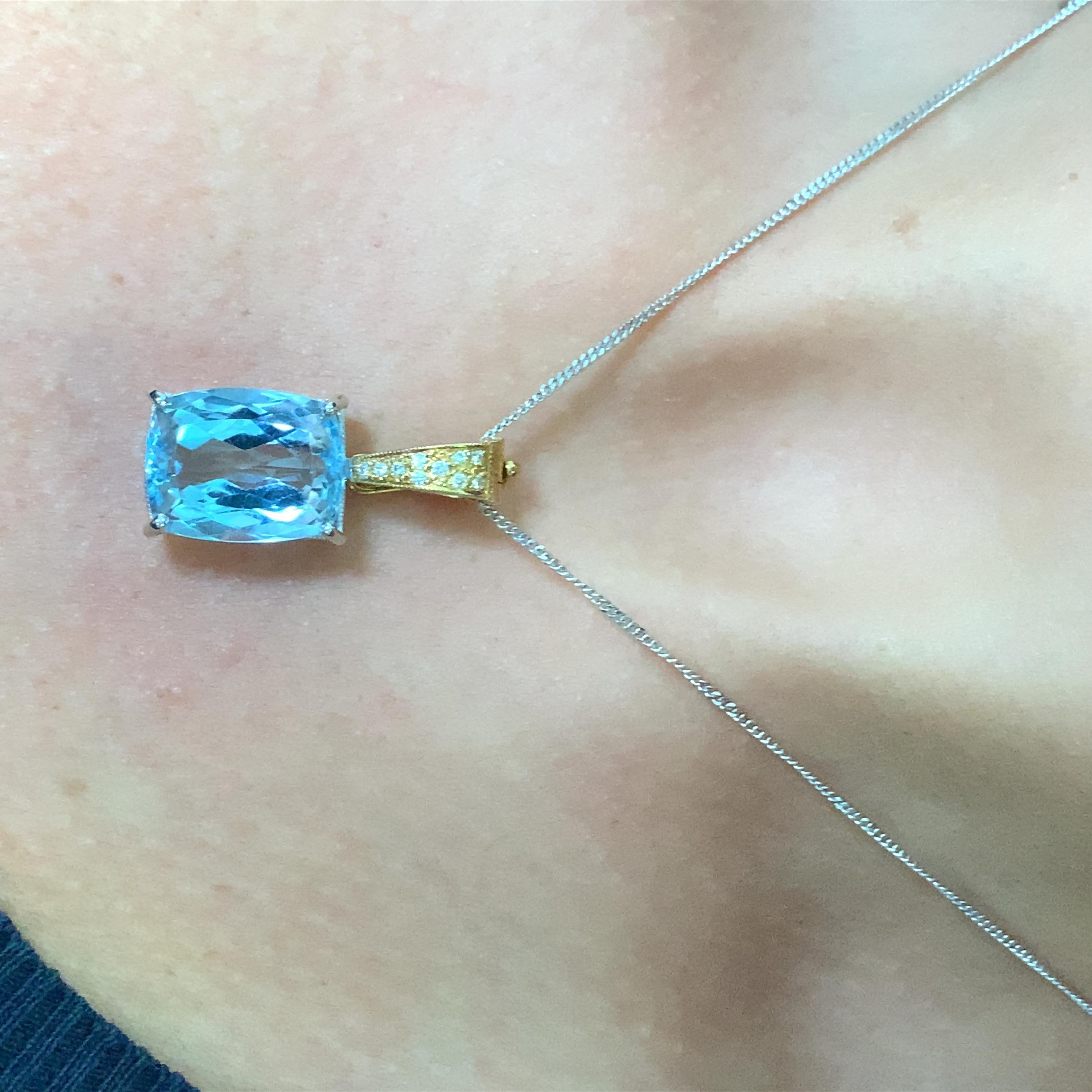 Aquamarine and diamonds art deco drop pendant necklace 18k white and yellow gold In New Condition For Sale In London, GB