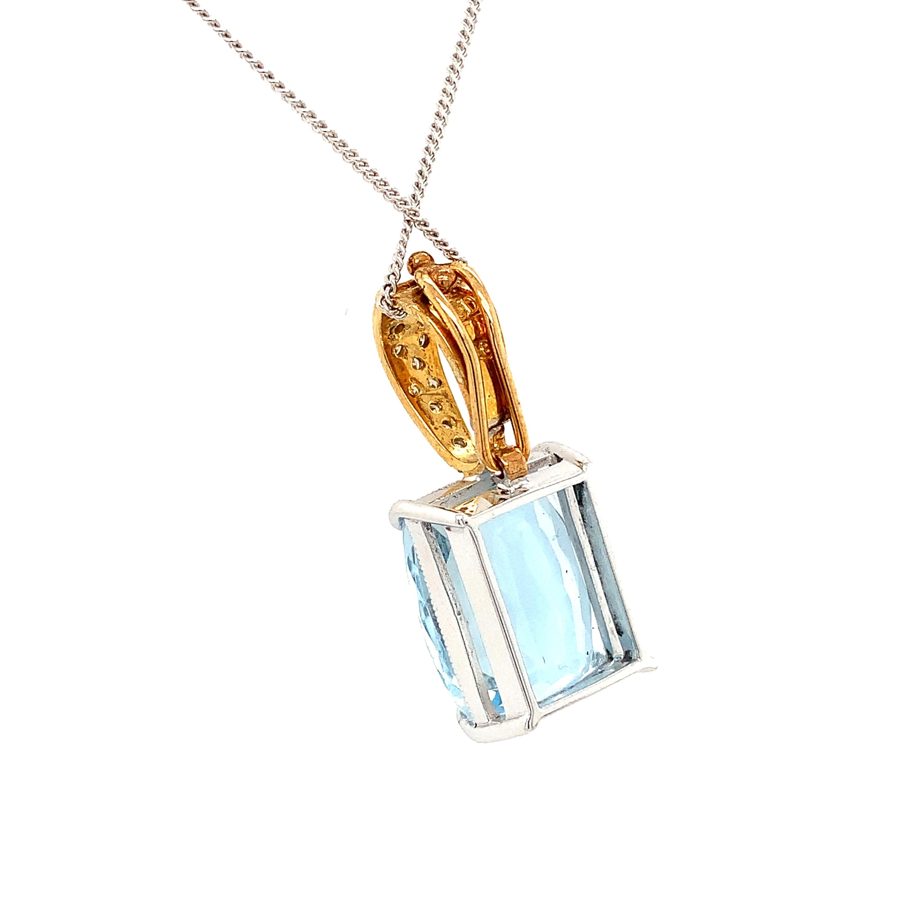 Aquamarine and diamonds art deco drop pendant necklace 18k white and yellow gold For Sale 3
