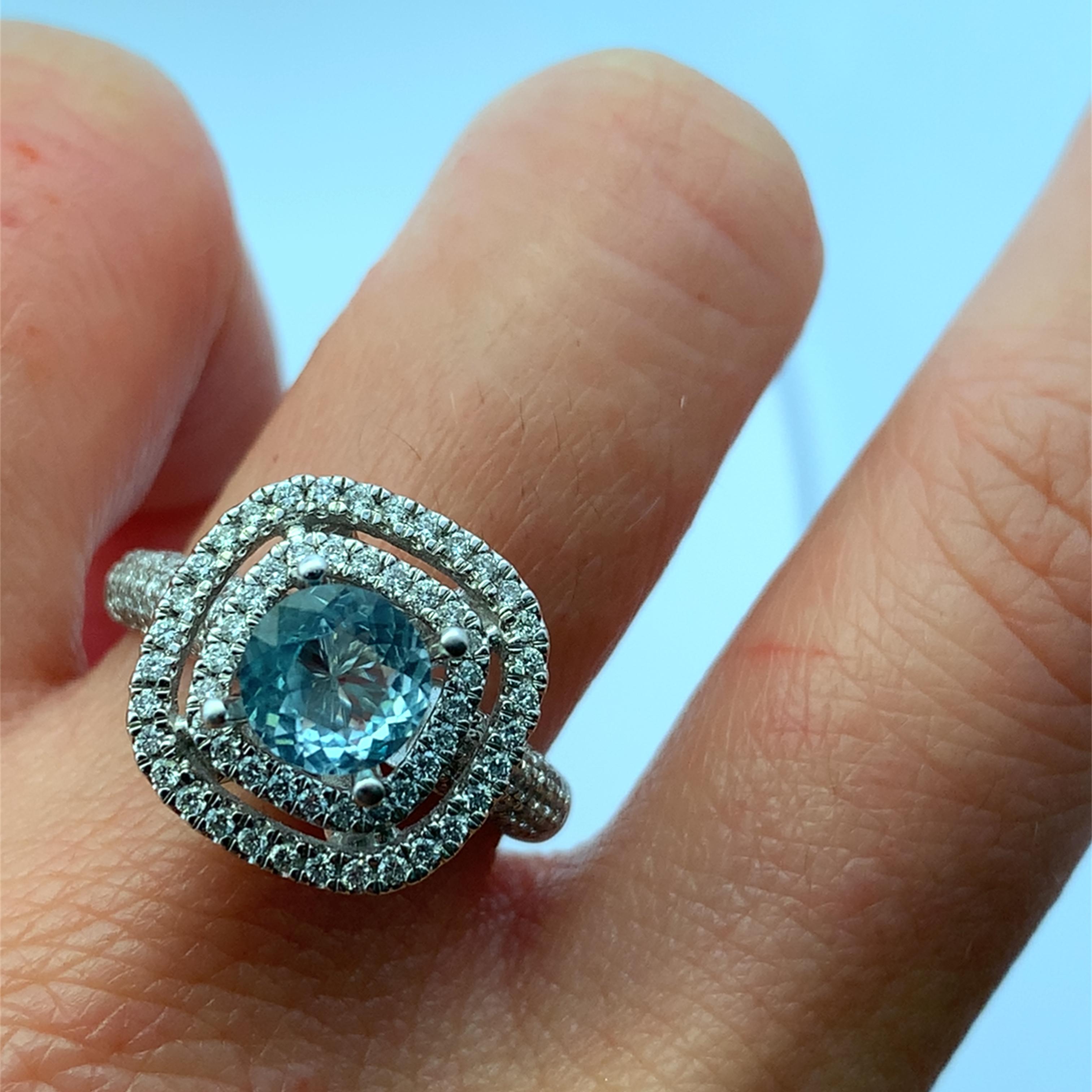 Scopri il fascino di questo splendido anello con topazio blu, caratterizzato da un'affascinante pietra centrale circondata da un'aureola di diamanti scintillanti. Realizzato con precisione, questo pezzo è perfetto per aggiungere un tocco di eleganza