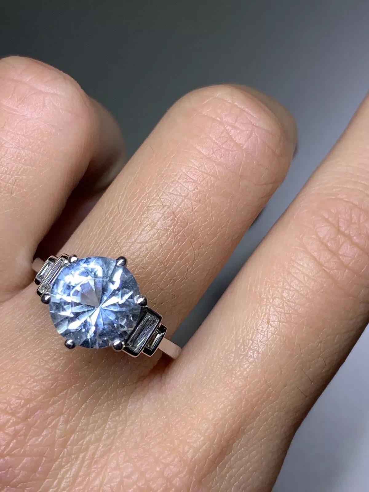 Taglio rotondo Anello di fidanzamento con acquamarina e smeraldo in platino. in vendita