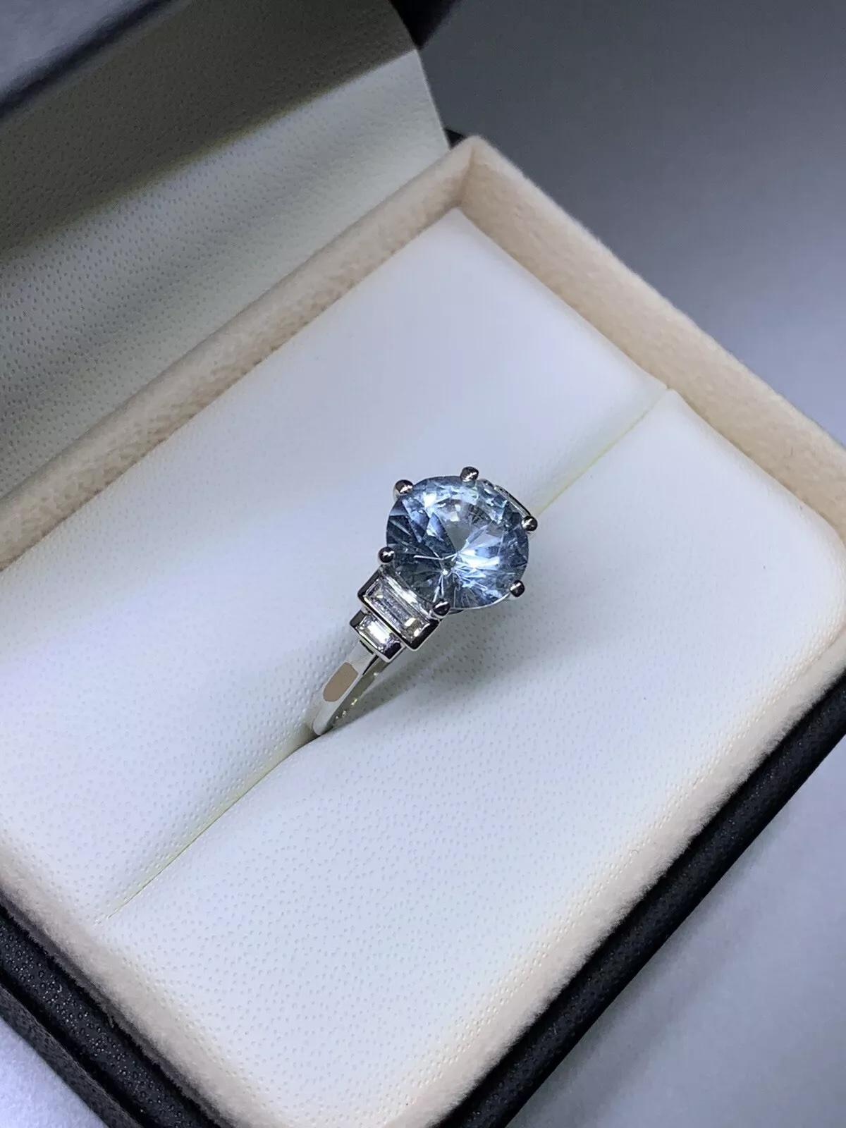 Anello di fidanzamento con acquamarina e smeraldo in platino. In condizioni Nuovo in vendita a London, GB