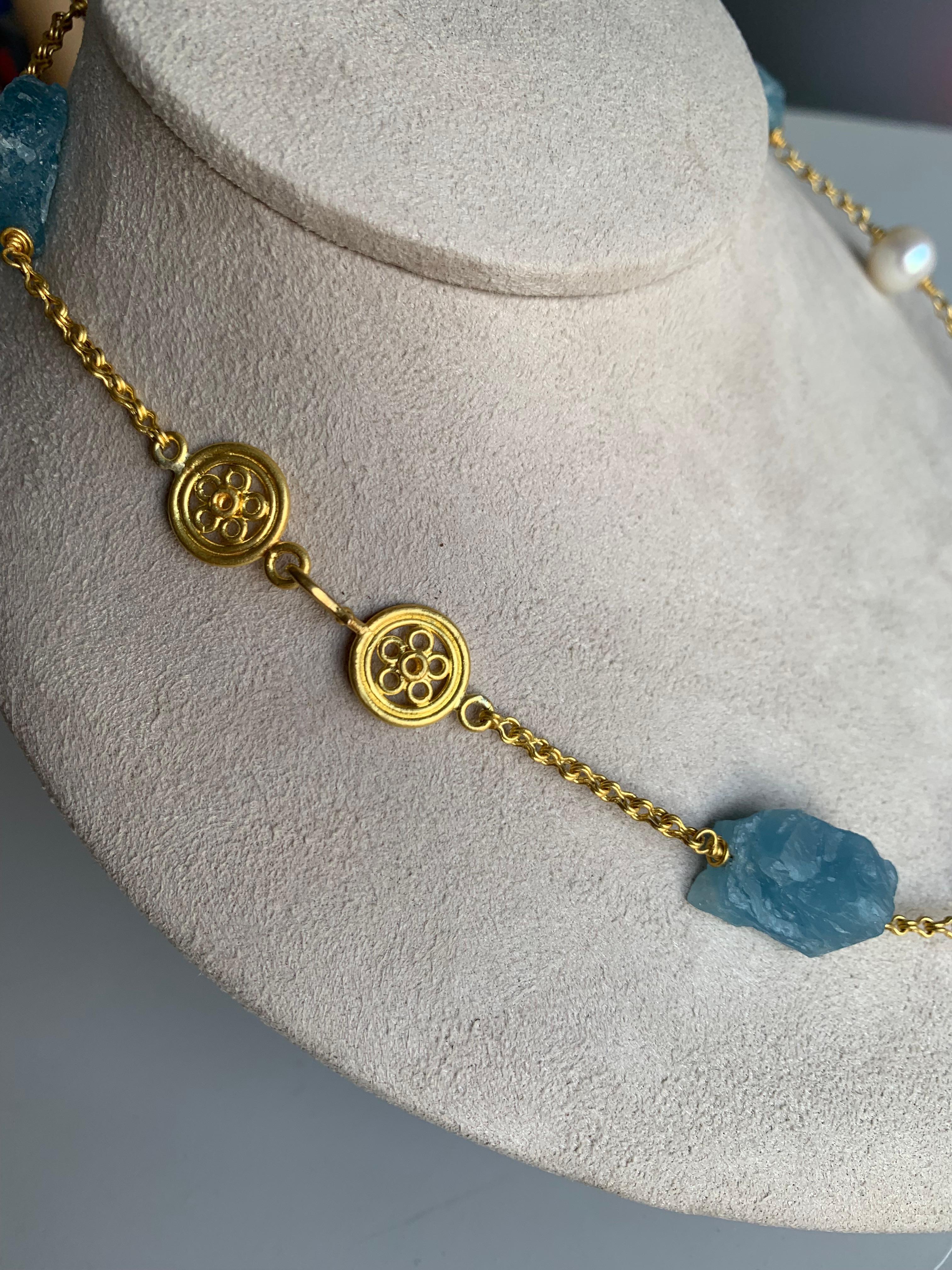 Halskette aus 22 Karat Gold mit Aquamarin und Perlen (Ungeschliffen) im Angebot