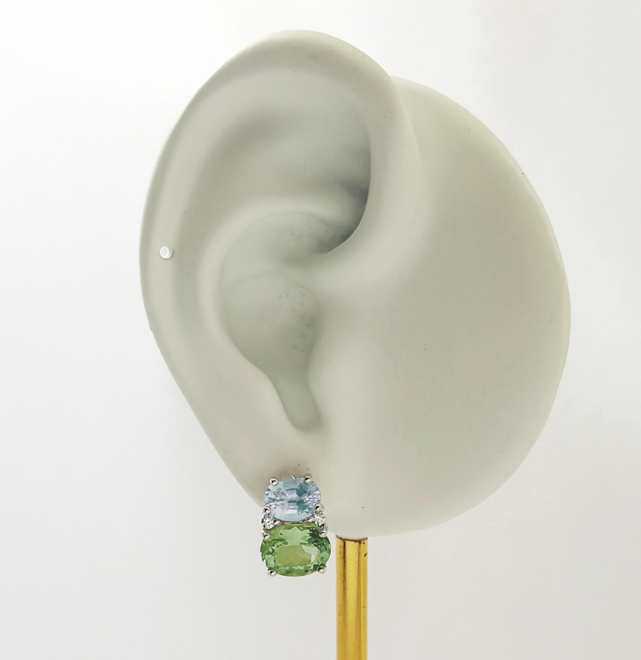 Pendientes de Aguamarina de 1,84 quilates y Peridoto de 1,84 quilates con Diamante de 0,08 quilates engastados en Oro Blanco de 18 quilates

Anchura: 1.0 cm 
Longitud: 1.3 cm
Peso total: 5,26 gramos

