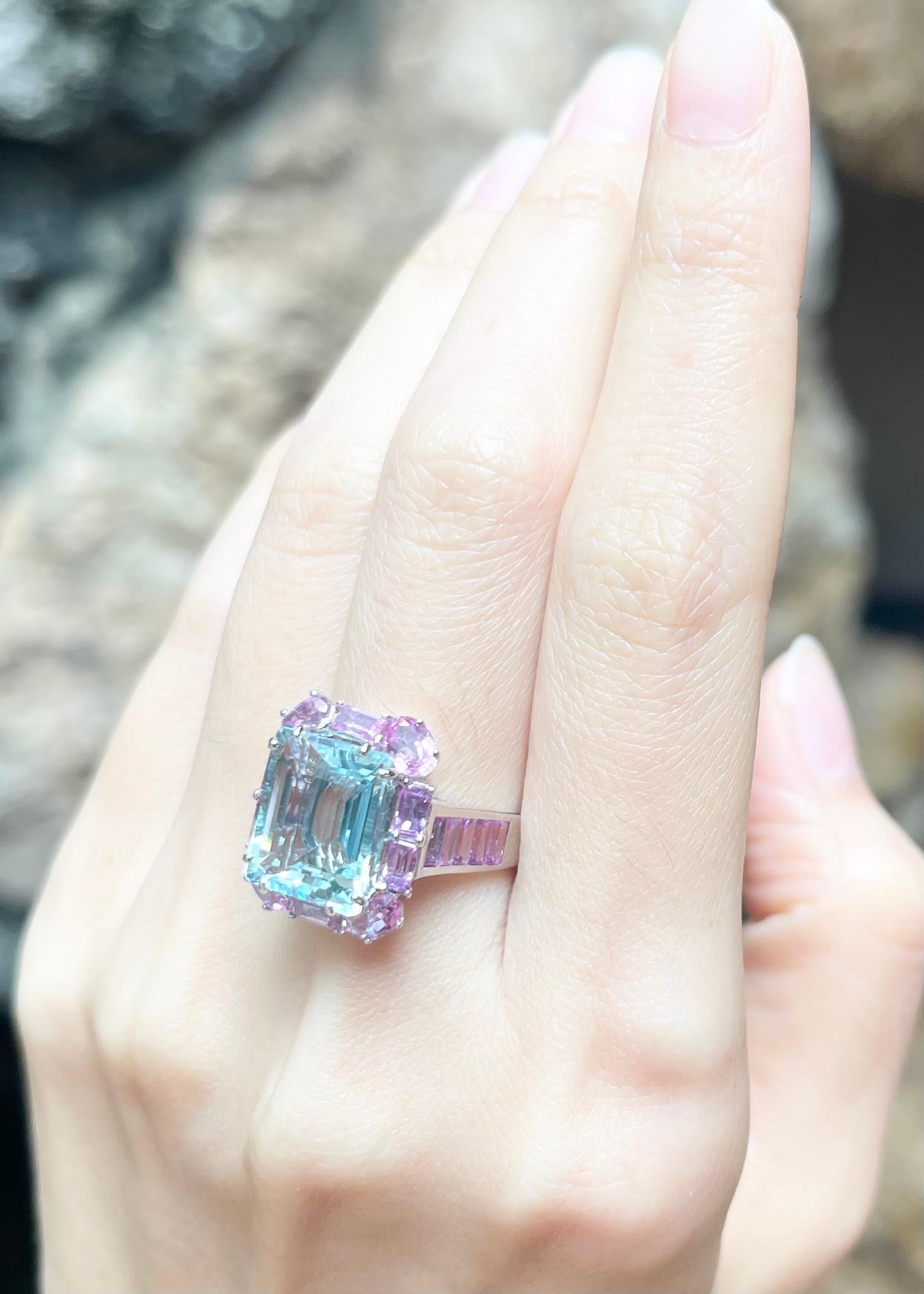 Aquamarine and Pink Sapphire Ring set in 18K White Gold Settings In New Condition For Sale In Bangkok, TH
