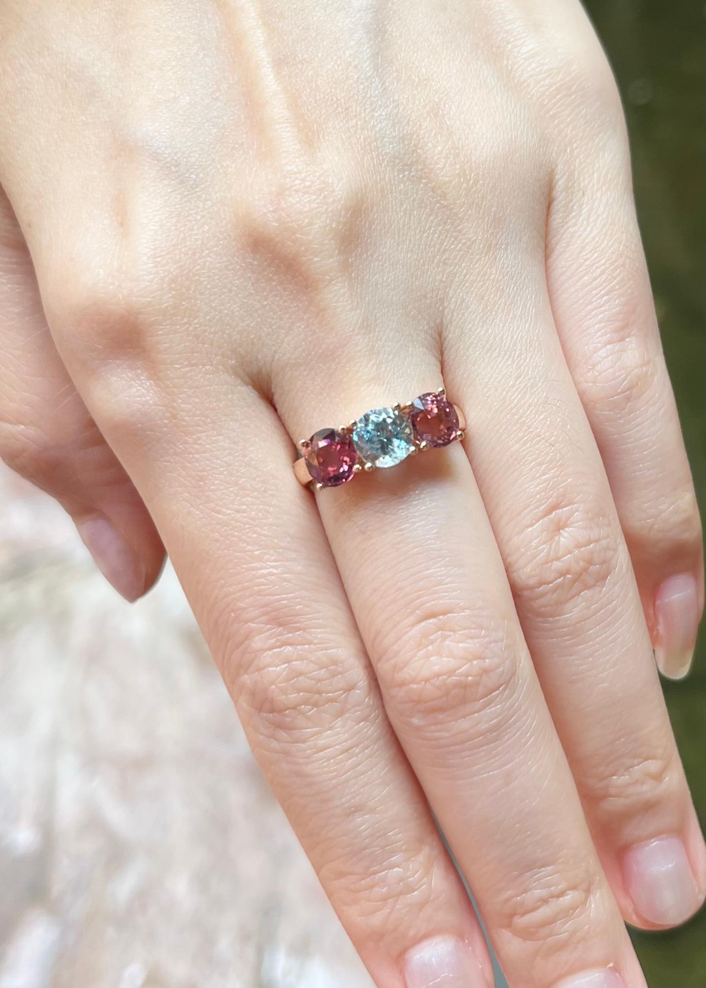 Taglio rotondo Anello con acquamarina e tormalina rosa con montatura in oro rosa 18 carati in vendita