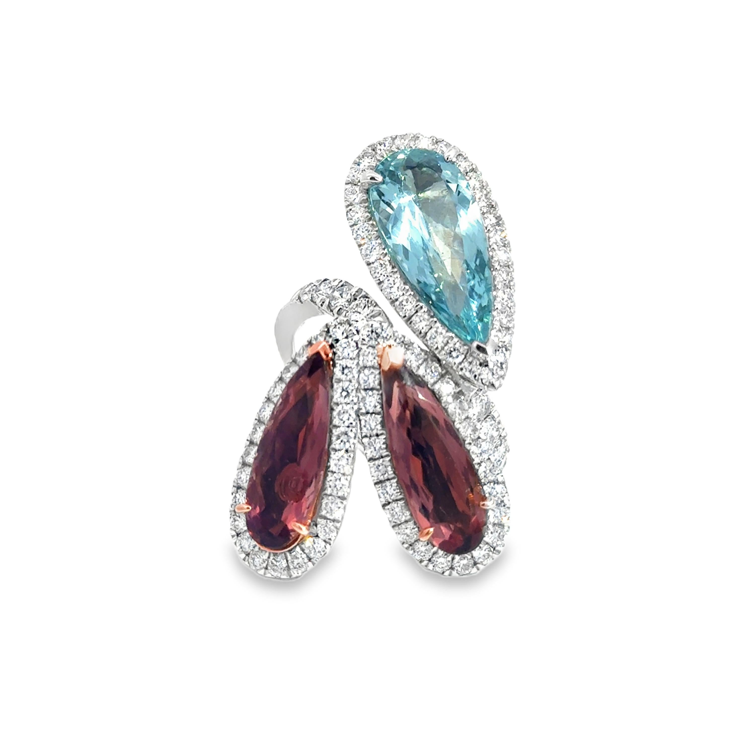 Cette bague à trois pierres en platine lustré présente une aigue-marine de 4,08 carats en forme de poire et deux tourmalines roses de 3,57 carats en forme de poire, chacune étant élégamment encadrée par un halo de diamants ronds brillants. Les