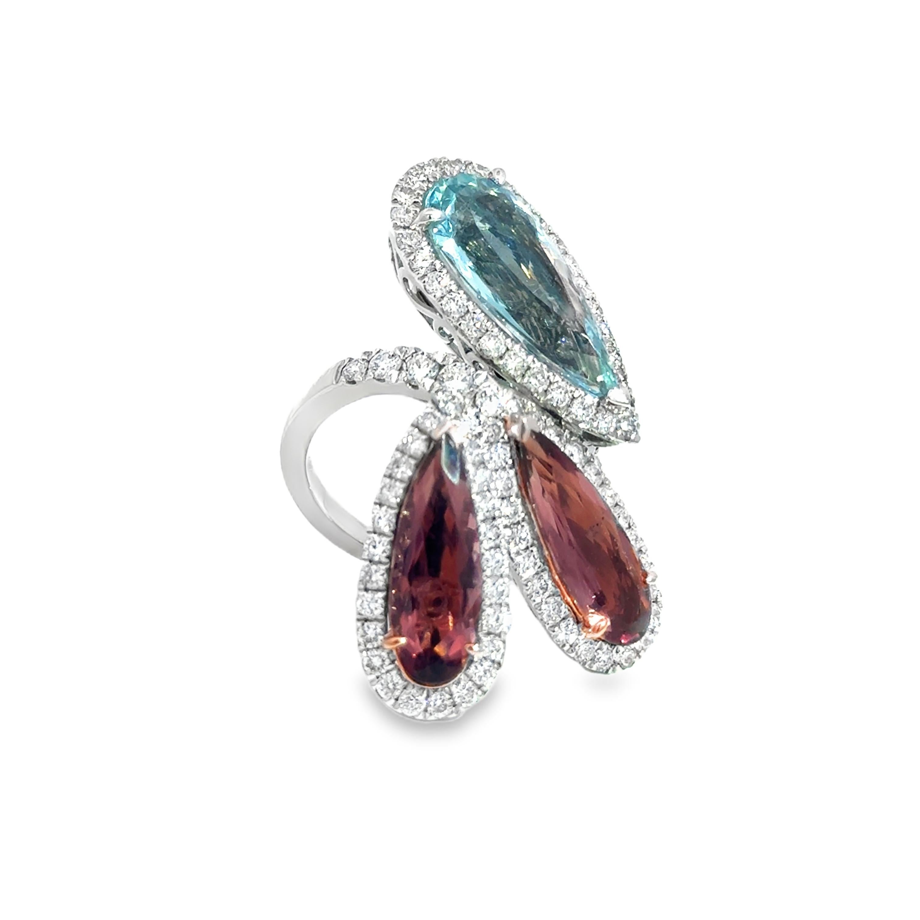 Taille poire Aigue-marine et tourmaline rose Bague à trois pierres en platine en vente