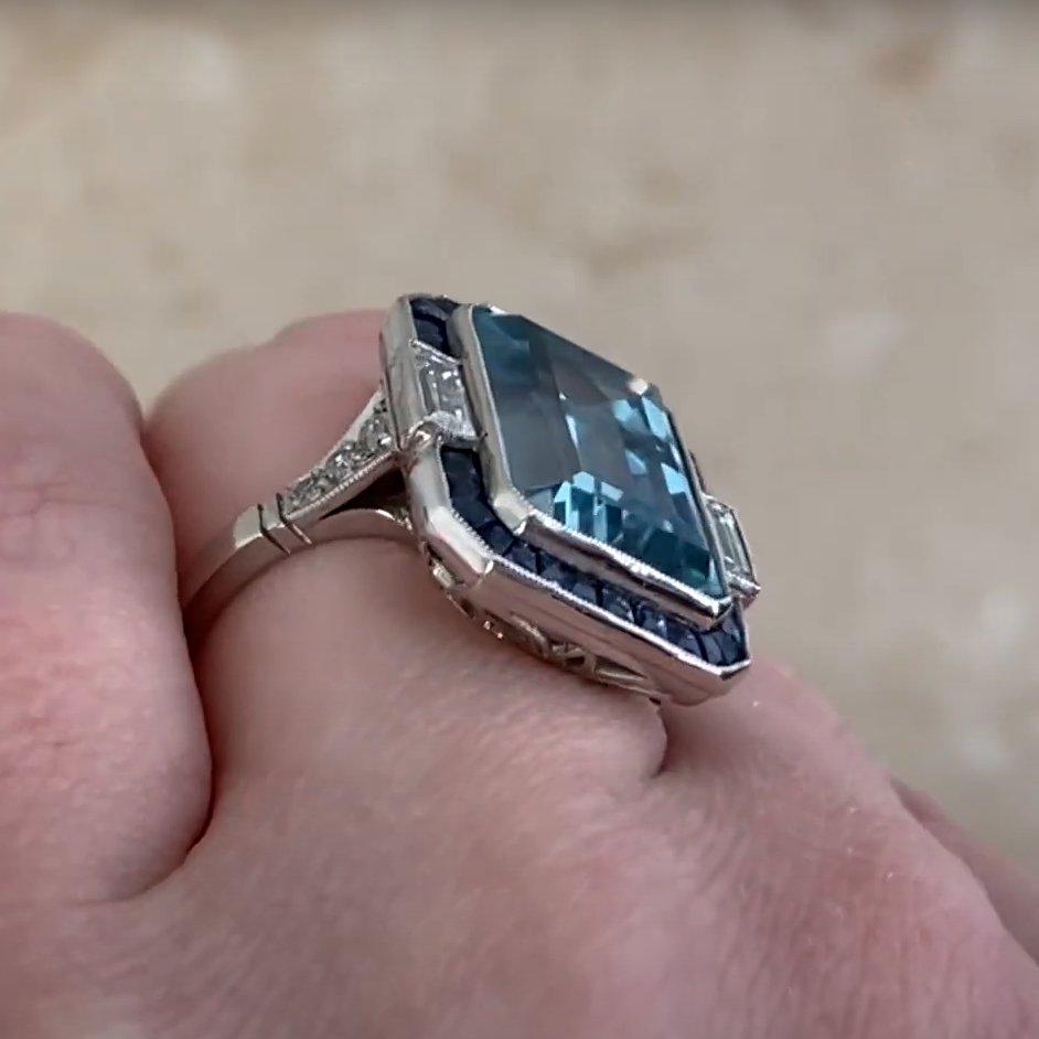 Taglio smeraldo Anello a grappolo con acquamarina e zaffiro (circa 7,60 carati), platino in vendita