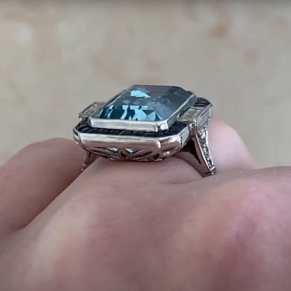 Anello a grappolo con acquamarina e zaffiro (circa 7,60 carati), platino In condizioni ottime in vendita a New York, NY