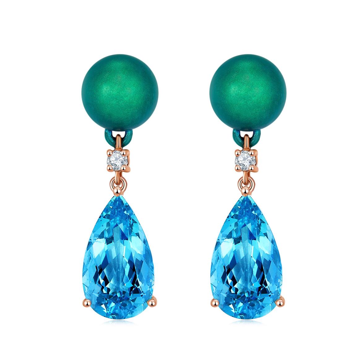 This is a very interesting earring as it is made of Titanium beads and 18K Rose Gold. The needle and the beads are made of Titanium and the surface has been oxidized to create this bluish green colour. The bead then connected to the Aquamarine