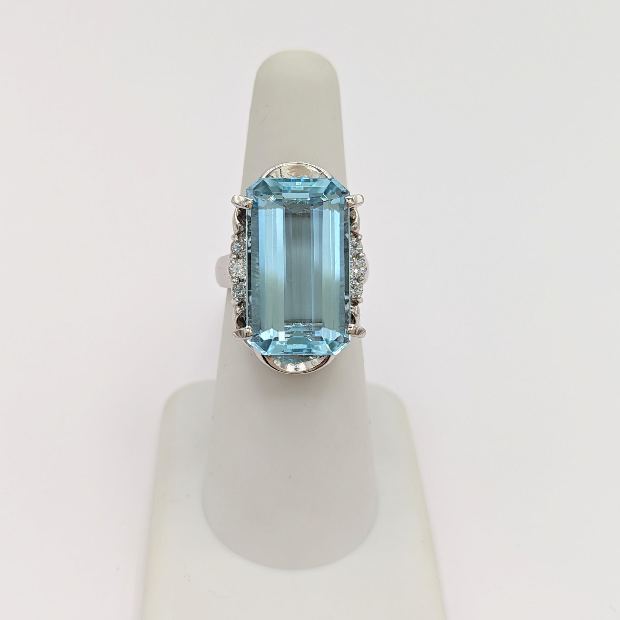 Aquamarine and White Diamond Cocktail Ring in Platinum In New Condition For Sale In Los Angeles, CA