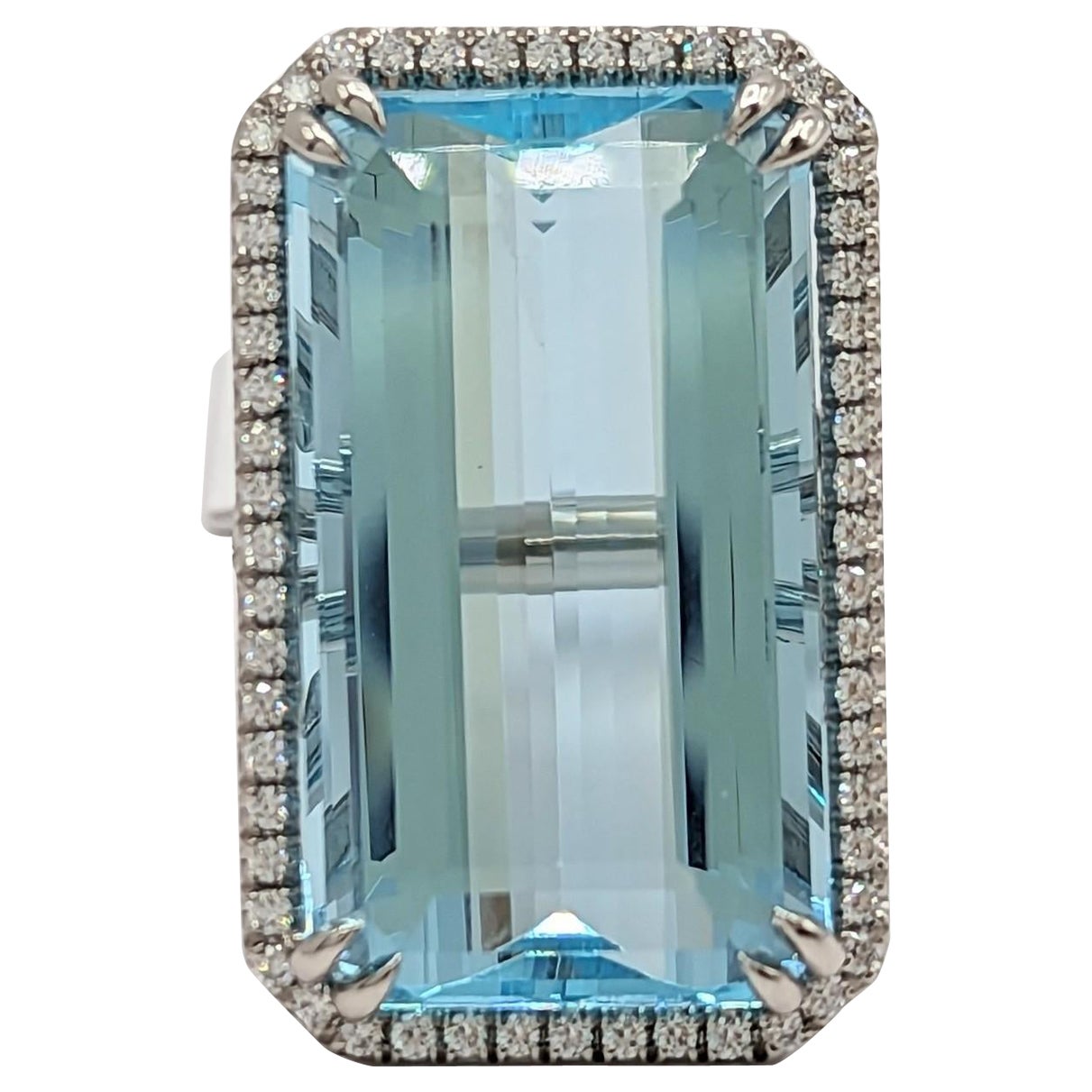 Cocktailring aus Platin mit Aquamarin und weißen Diamanten im Angebot