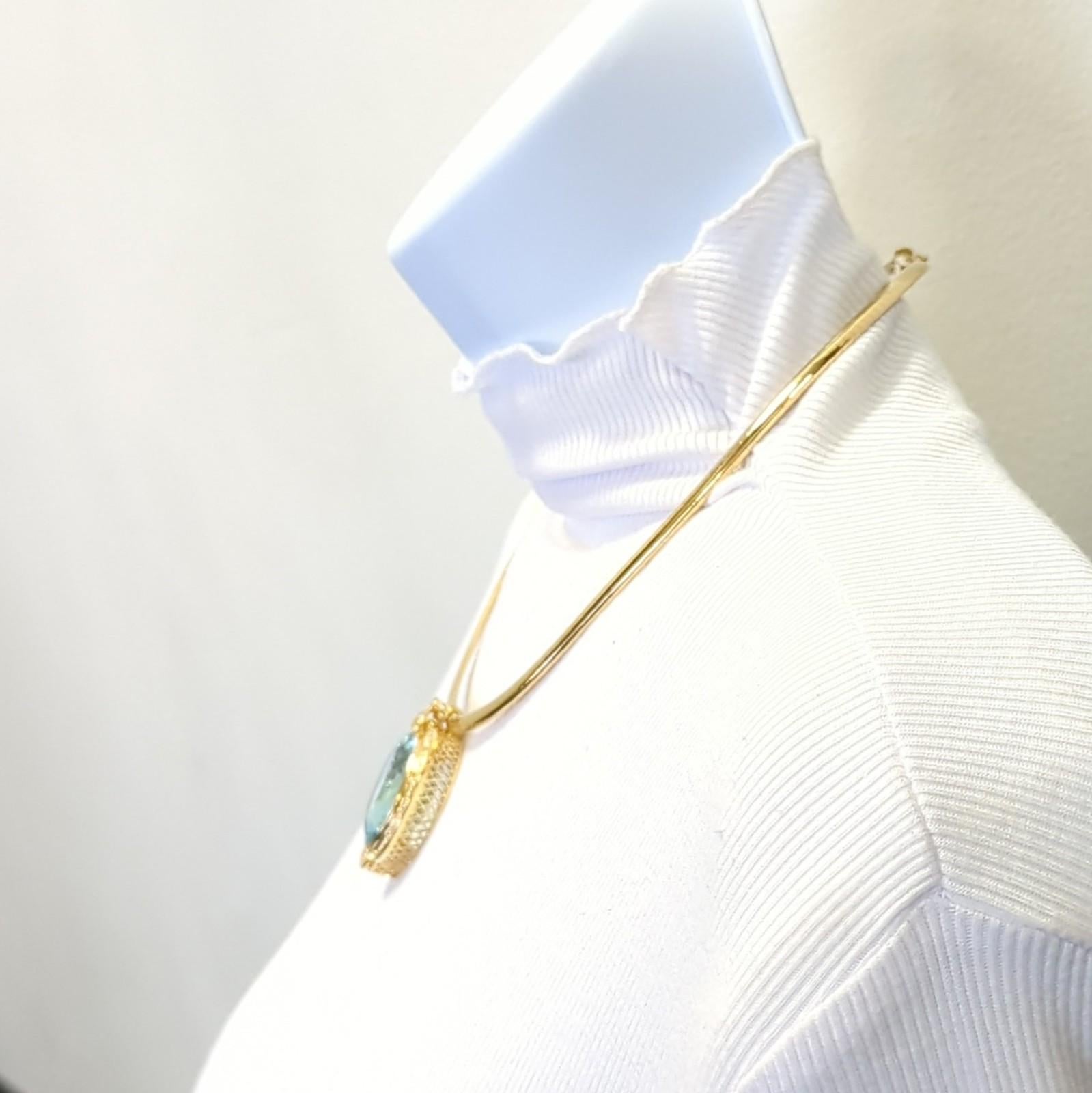 Taille ovale Aigue-marine et diamant blanc  Collier pendentif en or 14K et 18K en vente