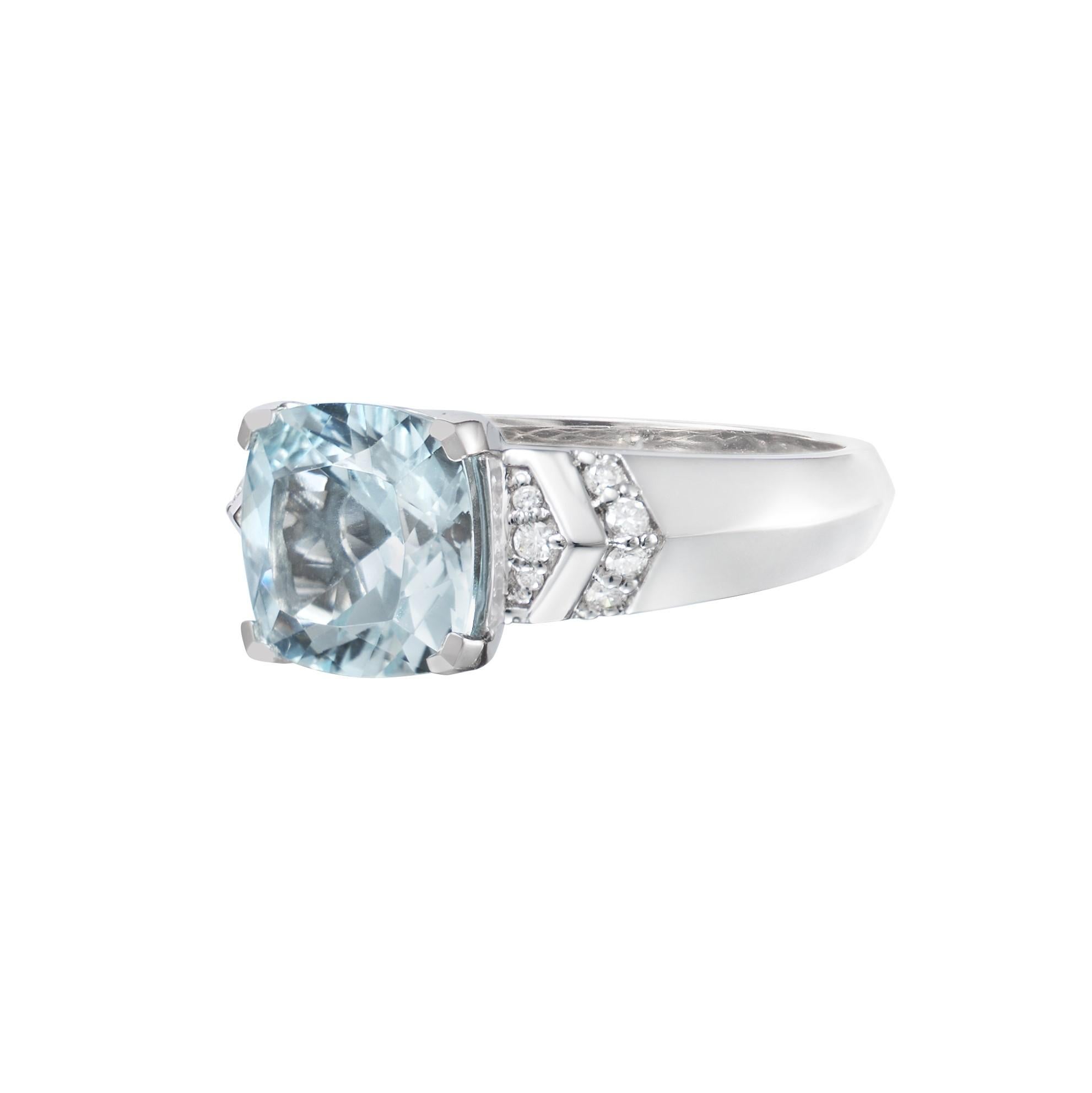 Contemporary Aquamarine and White Diamond Ring in 18 Karat White Gold For Sale