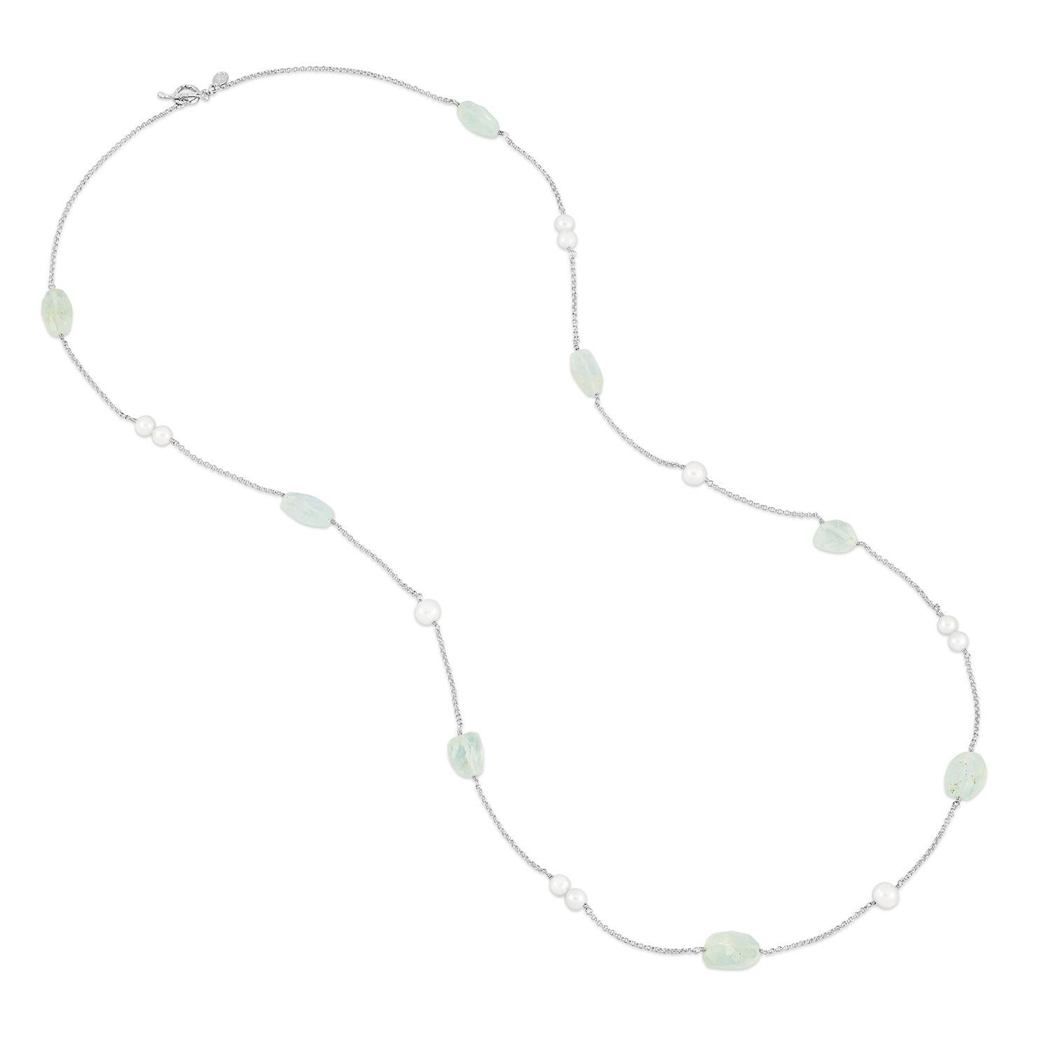 Eleva tu estilo con este impresionante collar Array hecho a mano. Este diseño presenta una serena disposición de grandes pepitas de aguamarina natural combinadas con lustrosas perlas blancas de agua dulce, cuidadosamente ensartadas a mano en nuestro