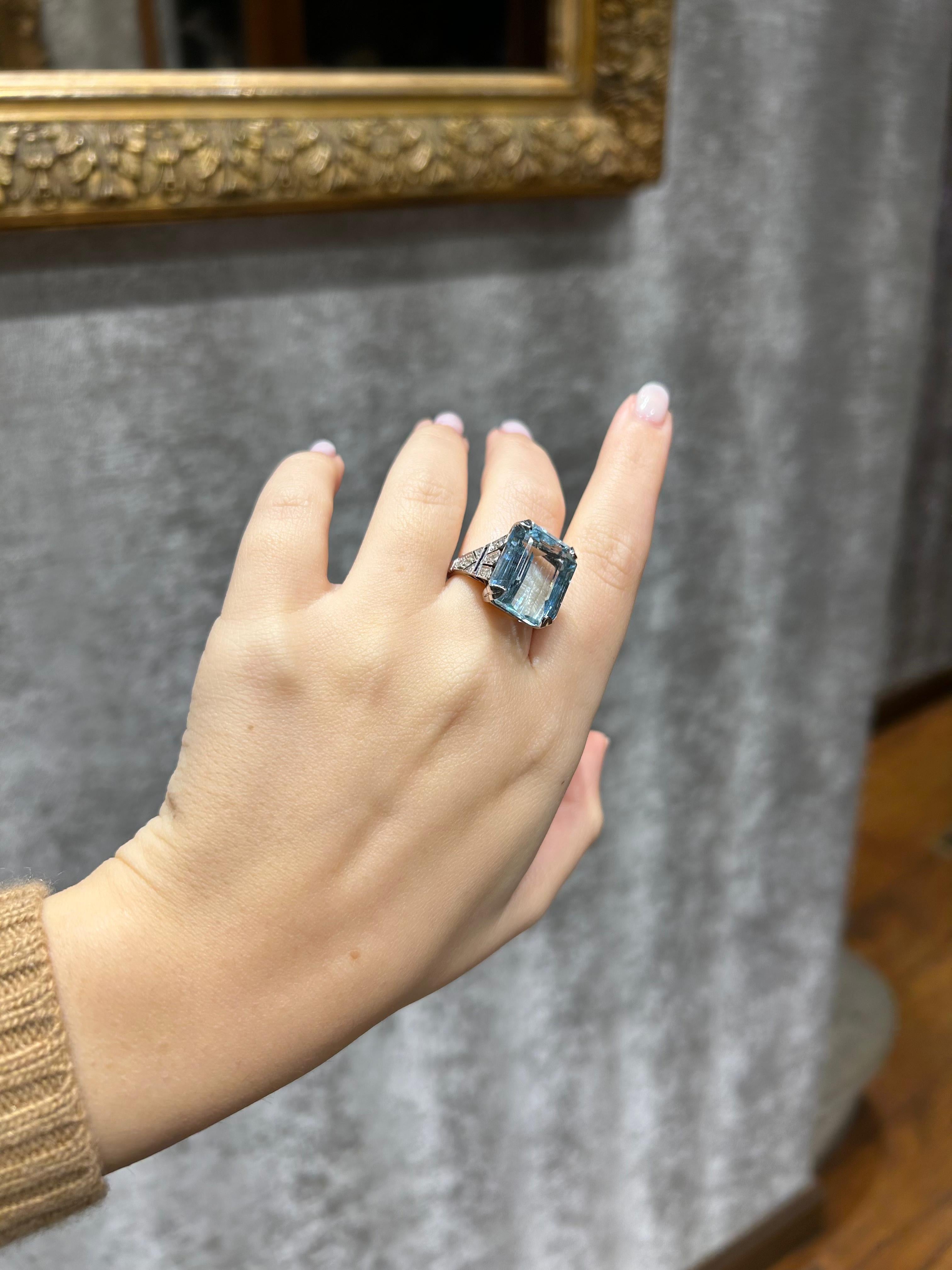 Aquamarine approximately 15ct and Diamond Ring In Excellent Condition In Firenze, IT