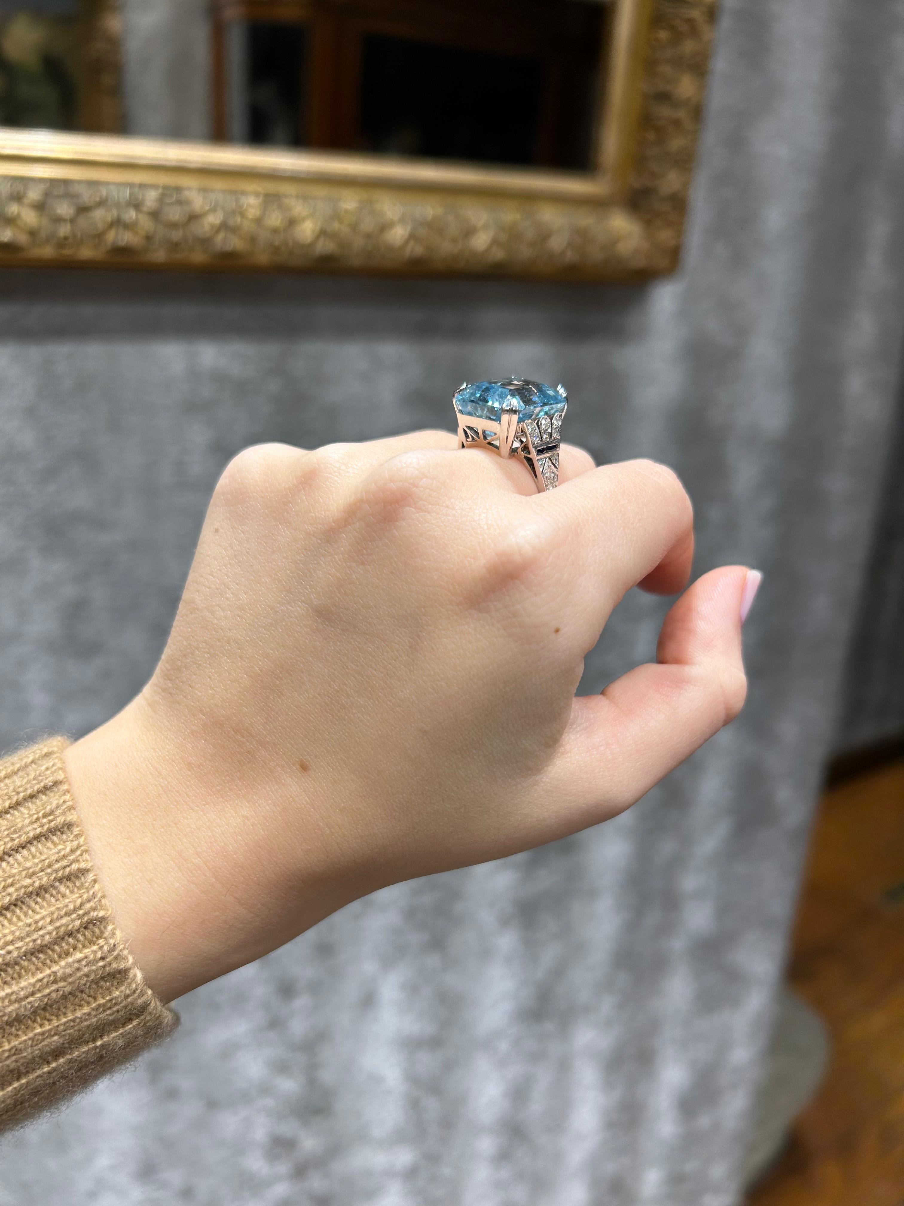 Women's or Men's Aquamarine approximately 15ct and Diamond Ring
