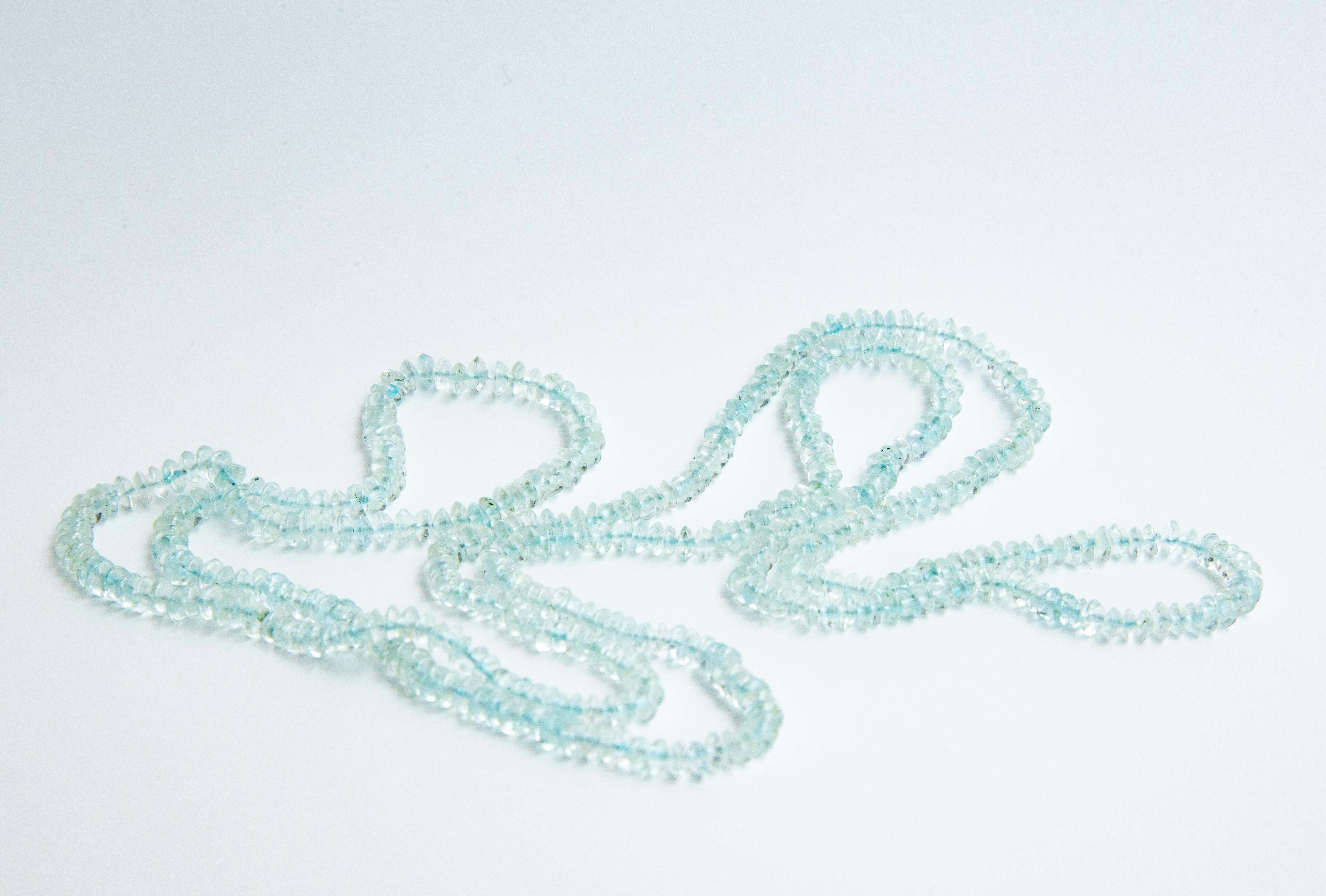 Collier vintage en perles composé d'aigue-marine véritable (diamètre 4-4,5 mm) d'un bleu transparent très pâle. Le collier n'a pas de fermeture et il peut être porté comme un seul brin. Le poids du collier est de 20,6 grammes et sa longueur totale