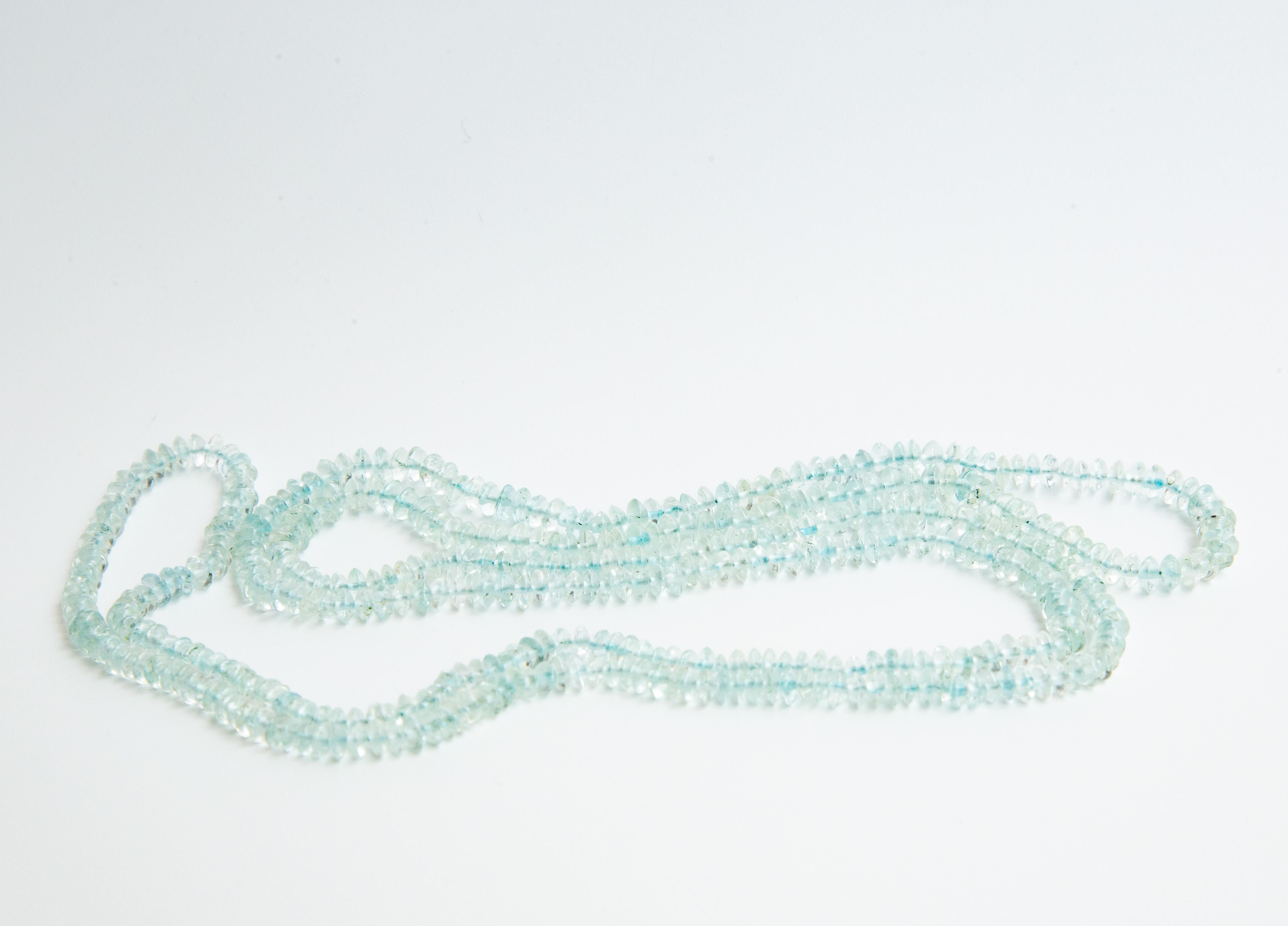 Moderne Collier de perles d'aigue-marine sans serrure en vente