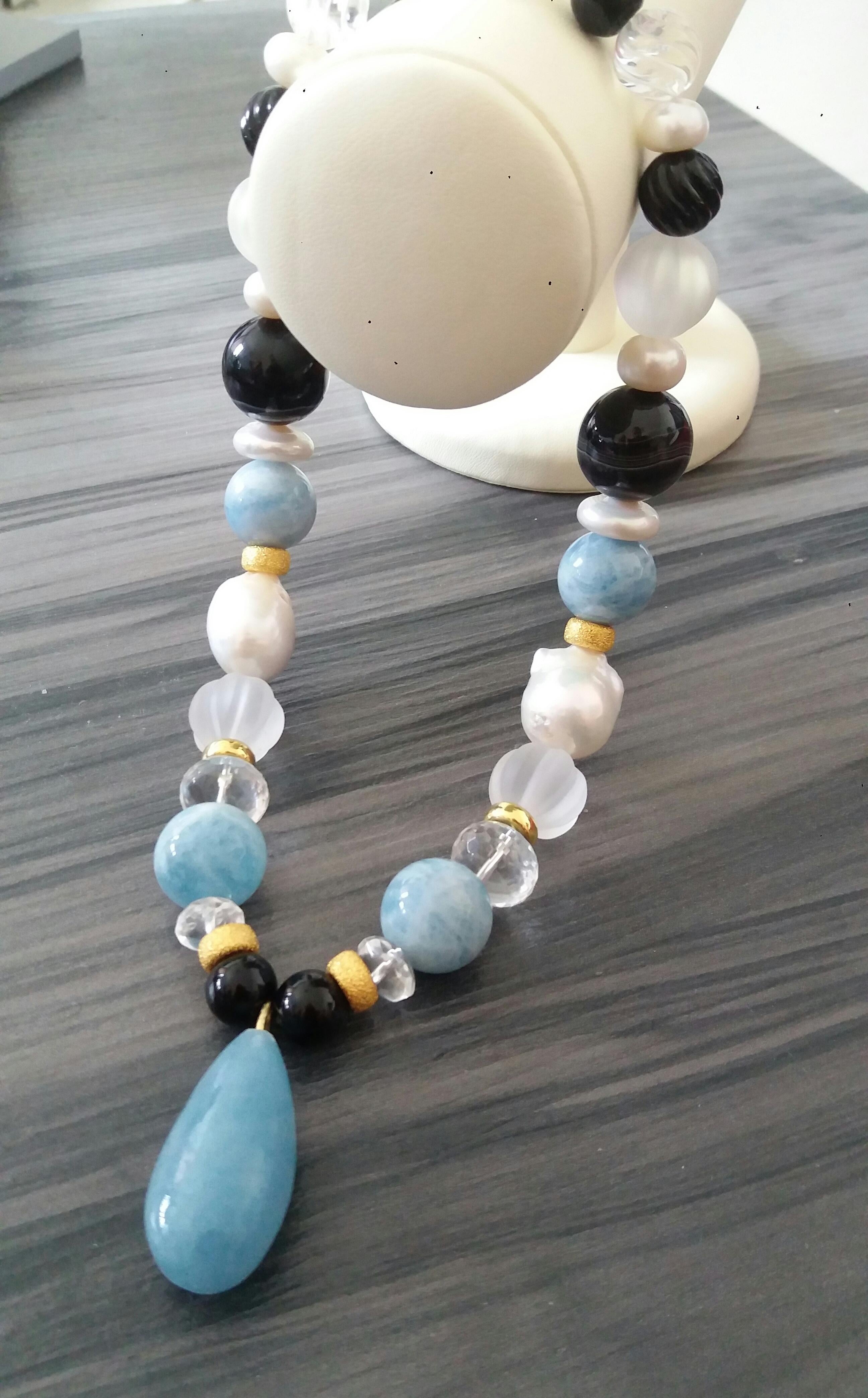 Collier en or jaune avec perles d'aigue-marine et pendentif de perles baroques, quartz et onyx en vente 4