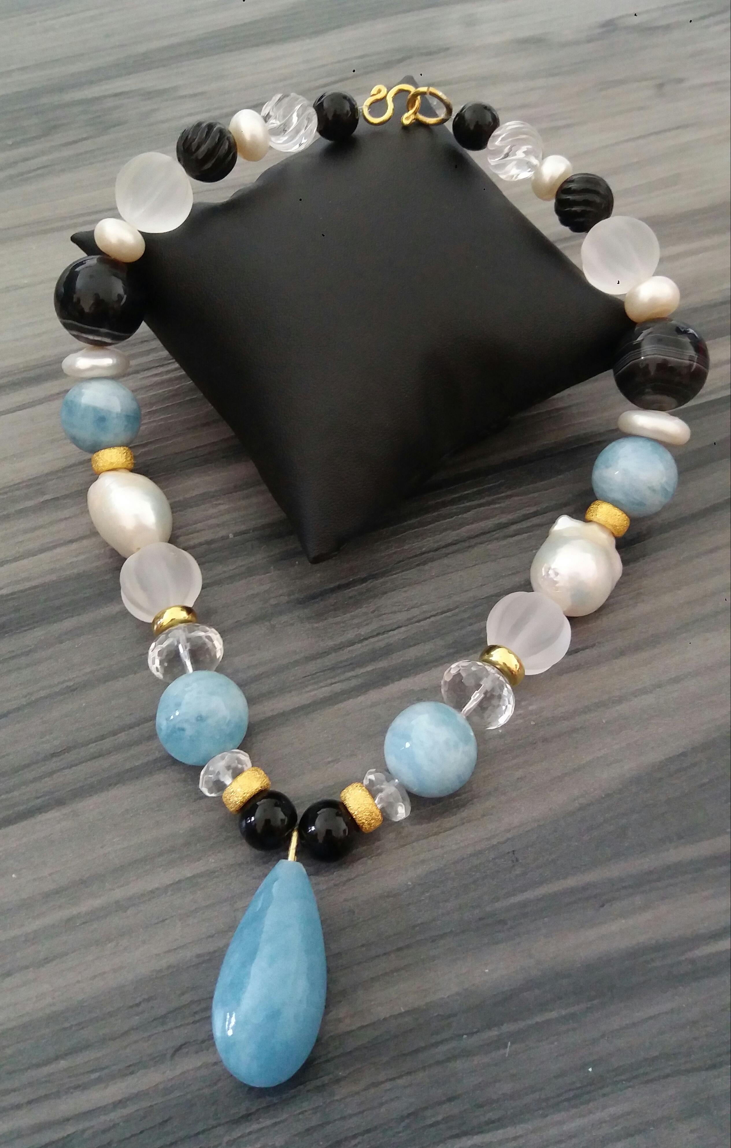 Collier en or jaune avec perles d'aigue-marine et pendentif de perles baroques, quartz et onyx en vente 7