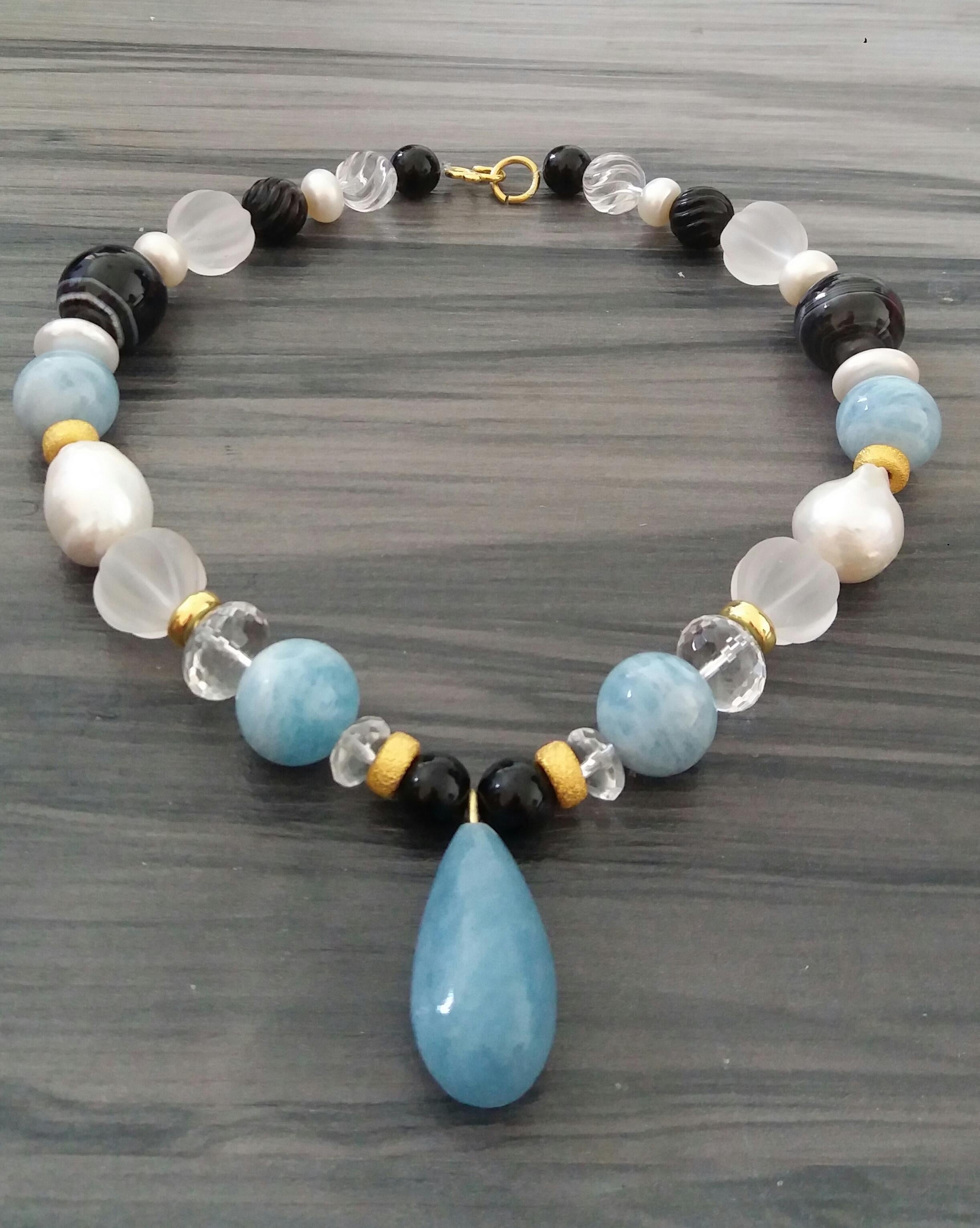 Art déco Collier en or jaune avec perles d'aigue-marine et pendentif de perles baroques, quartz et onyx en vente