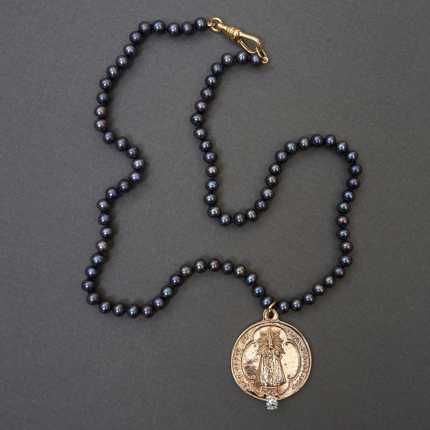 Aquamarin Schwarze Perlenkette  Medaille Halsband Bronze J Dauphin

Spirituelle Medaille Anhänger in Bronze mit Aquamarin auf einer stillen Schnur Süßwasser Perle Halskette mit Gold gefüllt Befunde J Dauphin

Symbole oder Medaillen können zu einem