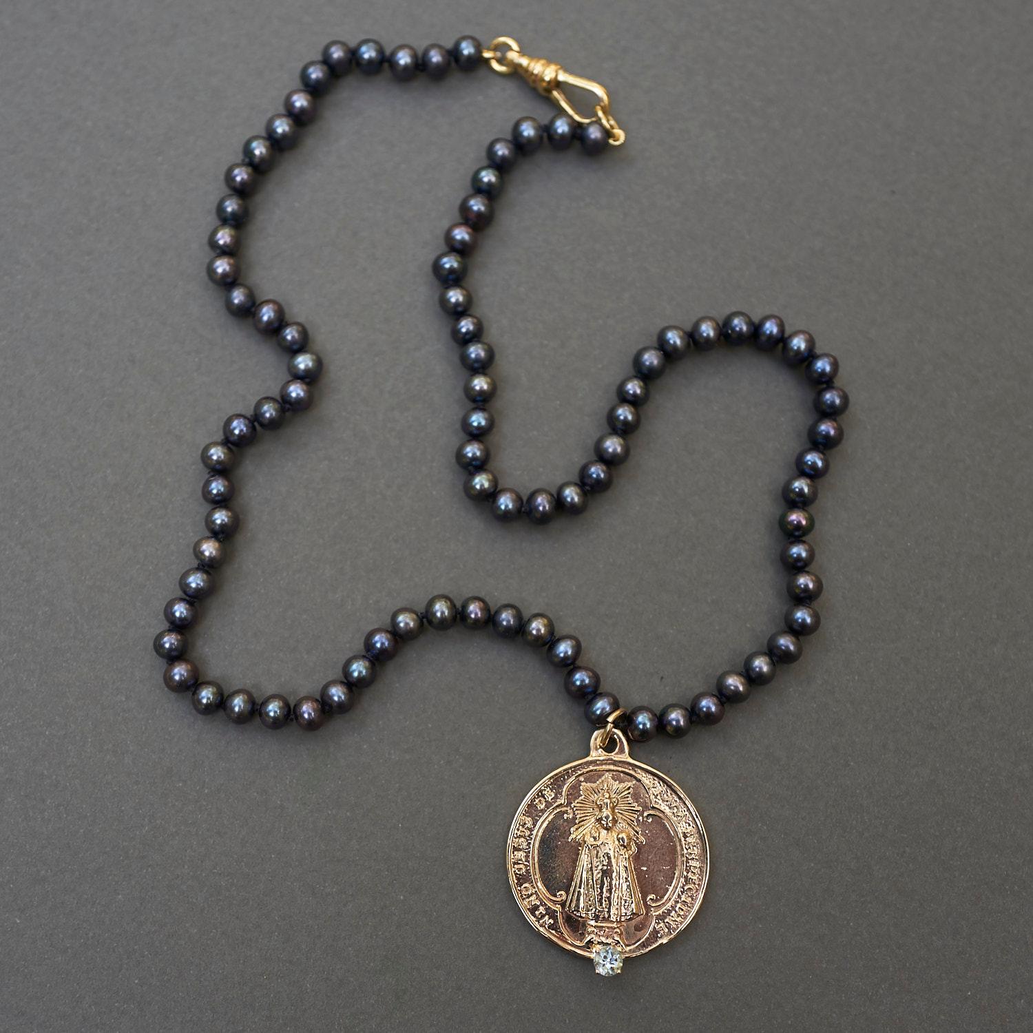 Halskette mit schwarzem Aquamarin und Perle, Medaille, Choker, Bronze, J Dauphin im Zustand „Neu“ im Angebot in Los Angeles, CA