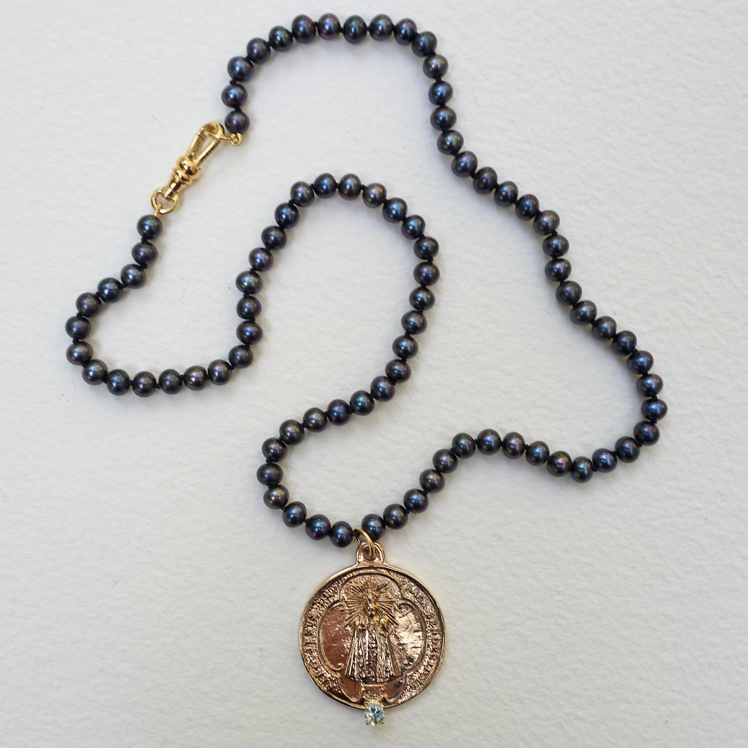 Halskette mit schwarzem Aquamarin und Perle, Medaille, Choker, Bronze, J Dauphin im Angebot 1