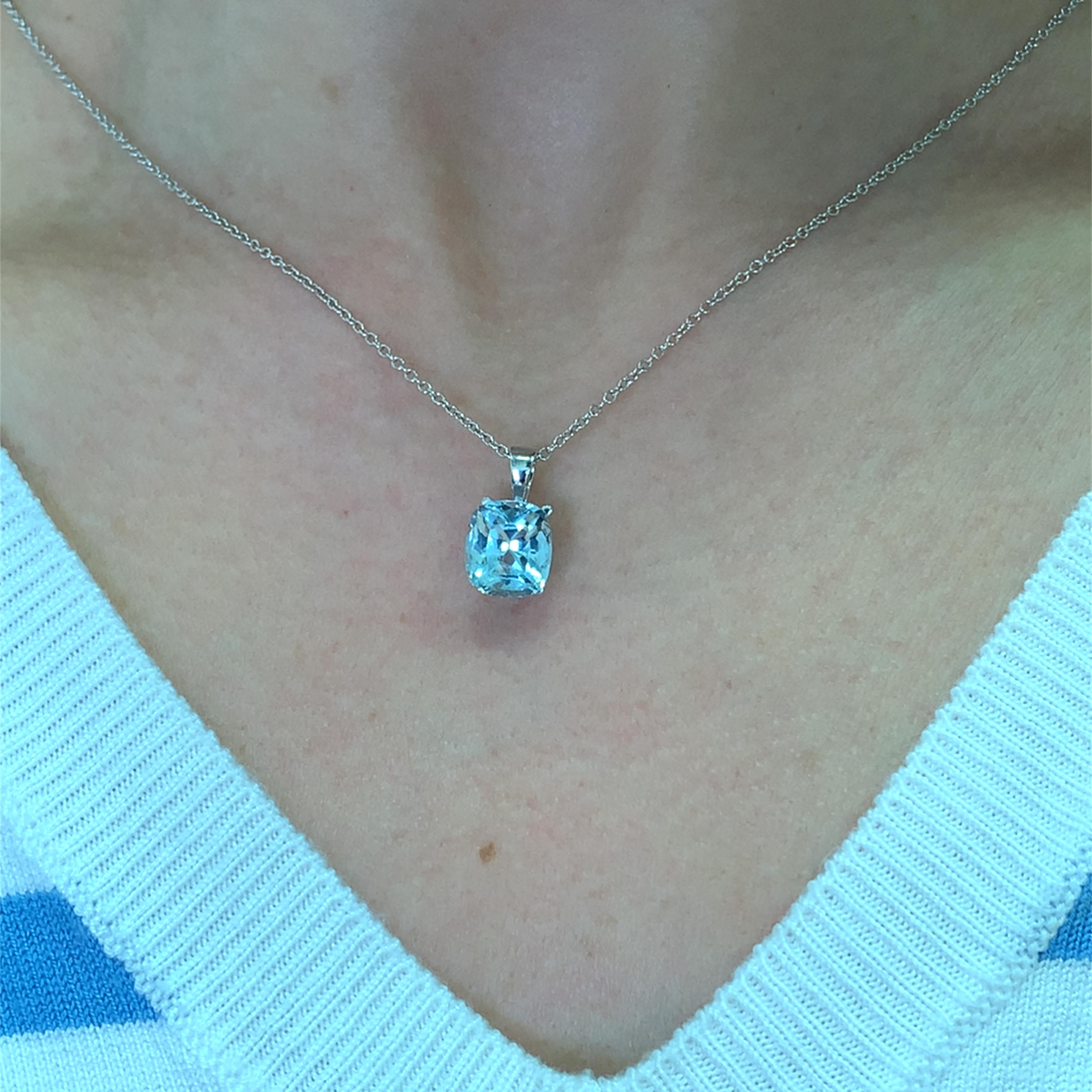 Questo splendido ciondolo con gemma di acquamarina blu da 3.10ct è l'accessorio perfetto per ogni occasione. Realizzata con precisione, la vibrante tonalità della pietra di circa 10/8 mm cattura la luce in modo splendido, rendendola un pezzo unico.
