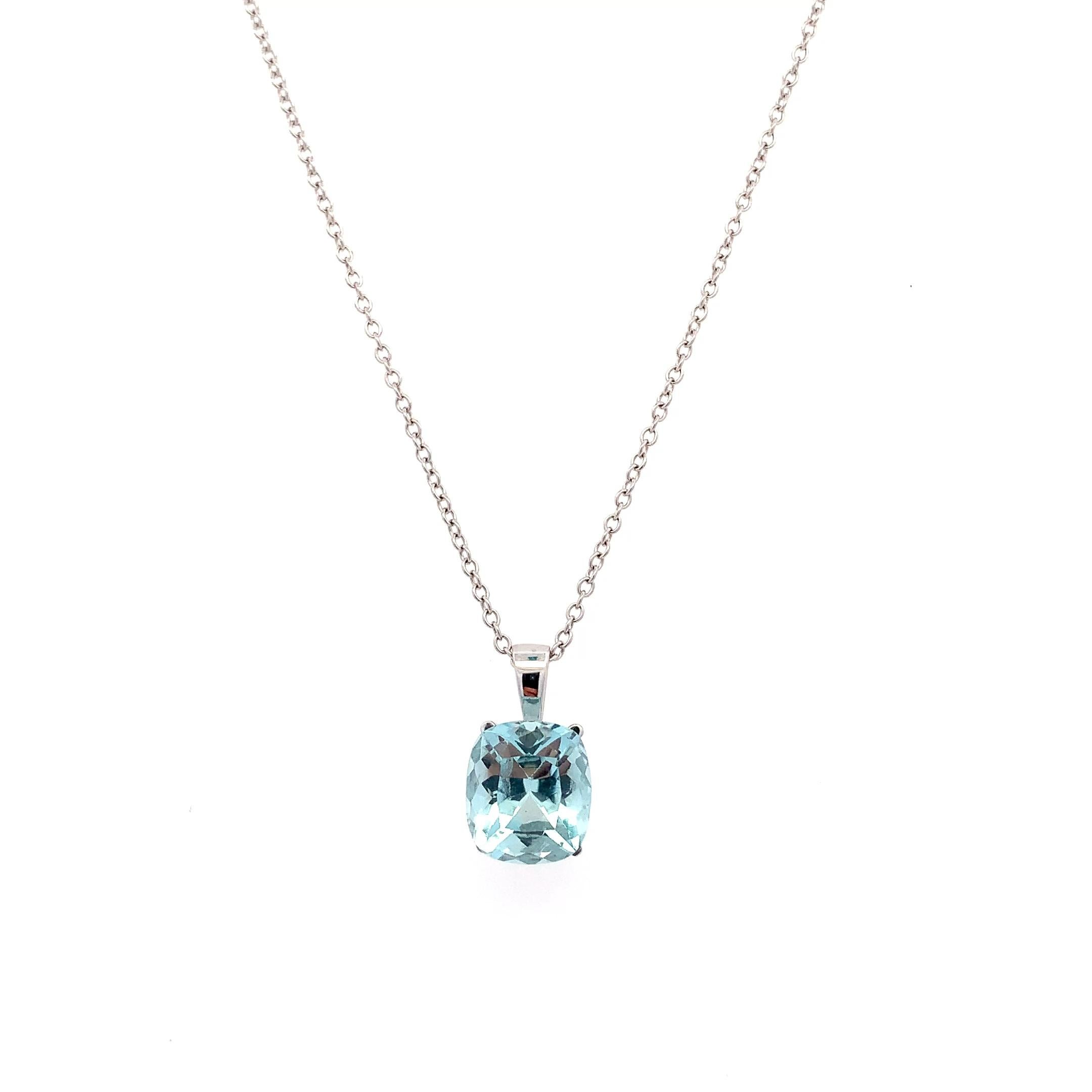 Collana con ciondolo in pietra preziosa blu acquamarina in oro bianco 18 carati In condizioni Nuovo in vendita a London, GB