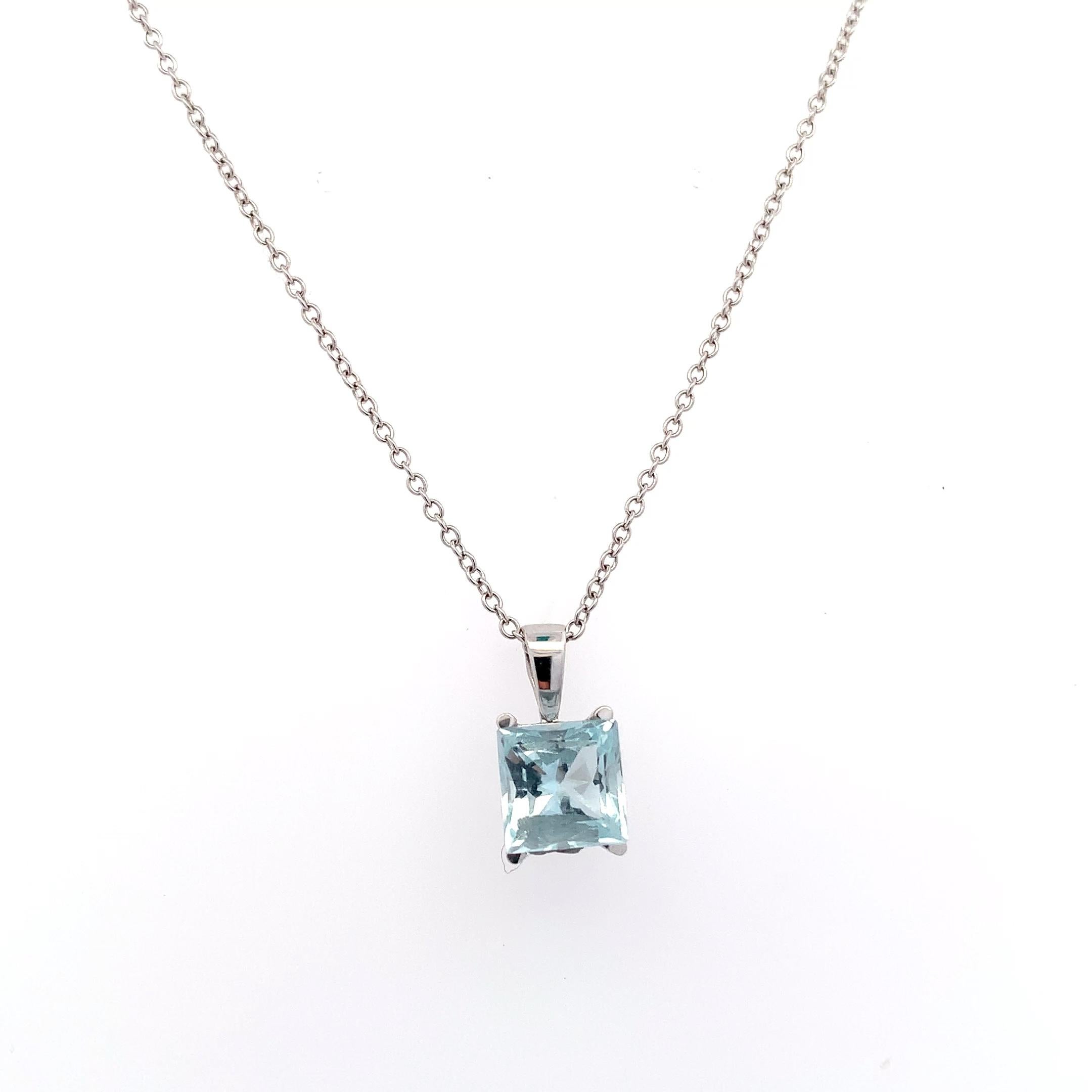 Taglio smeraldo Collana con acquamarina blu in oro bianco 18 carati in vendita