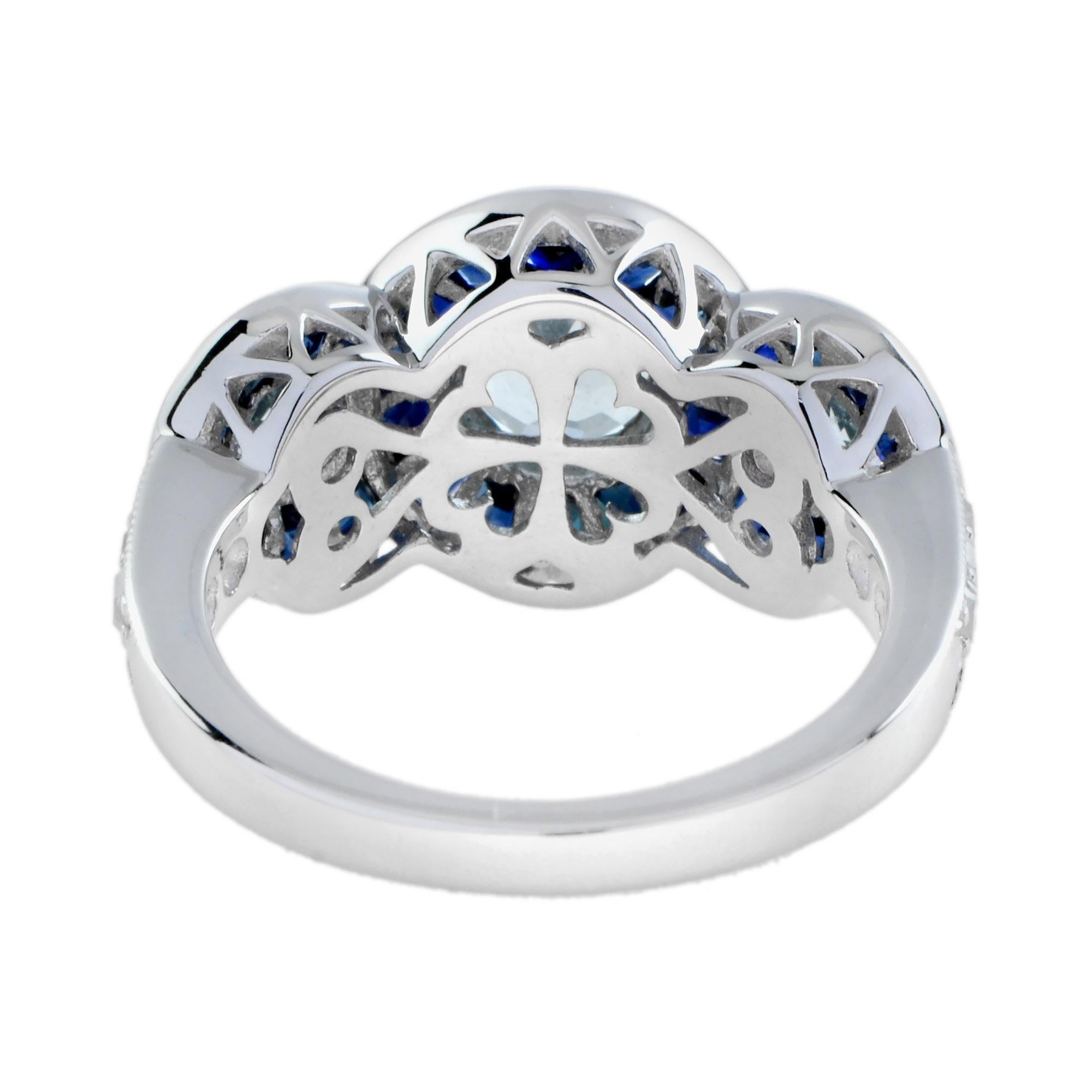 Anillo de oro de tres piedras estilo Art Déco con aguamarina, zafiro azul y halo de diamantes Art Decó en venta