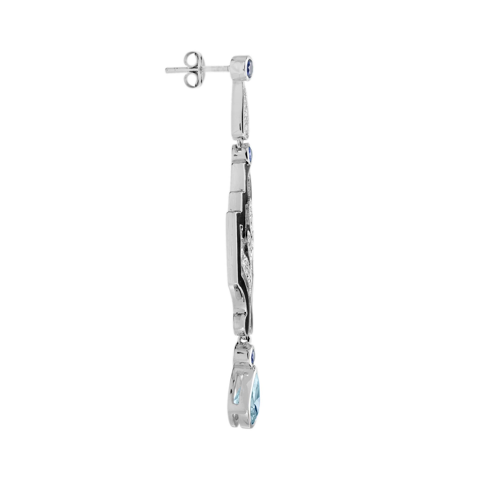 Zeitlose Eleganz mit diesen antik anmutenden Ohrhängern. Mit Aquamarinen, blauen Saphiren und Diamanten erstrahlt jeder Edelstein in neuem Glanz. Ihr kompliziertes Design verbindet Vintage-Charme mit moderner Raffinesse, perfekt für jeden Anlass. Ob