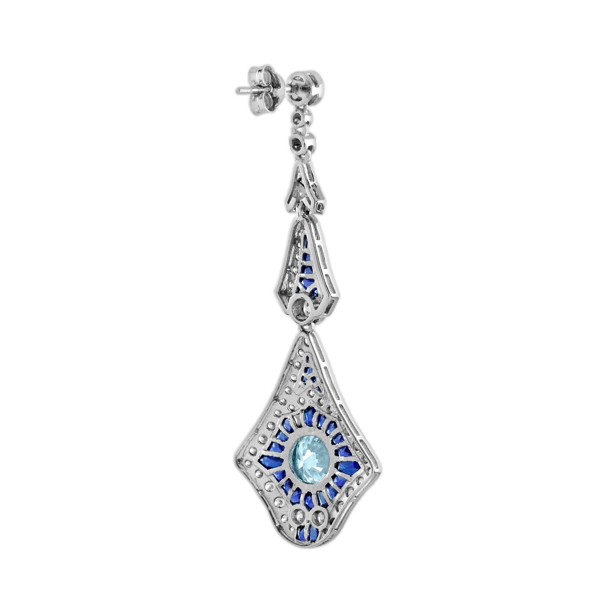 Taille ronde Boucles d'oreilles pendantes en or blanc 18 carats avec aigue-marine, saphir bleu et diamant de style Art Déco en vente
