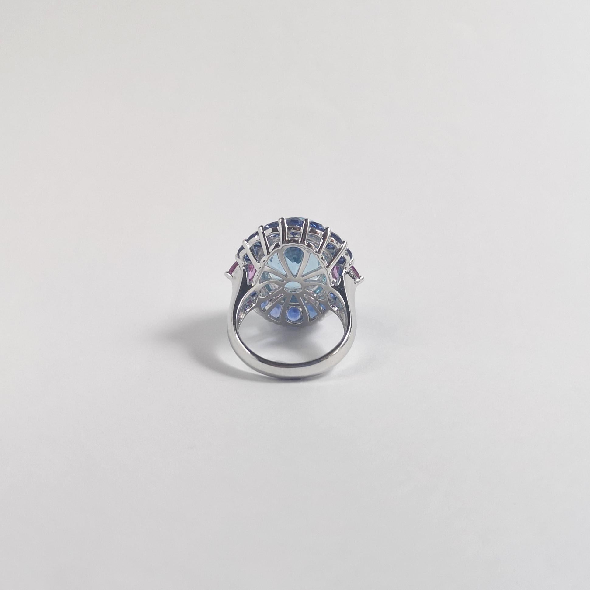 Ring aus 18 Karat Weißgold mit Aquamarin, blauem Saphir, rosa Saphir und Diamant im Angebot 5