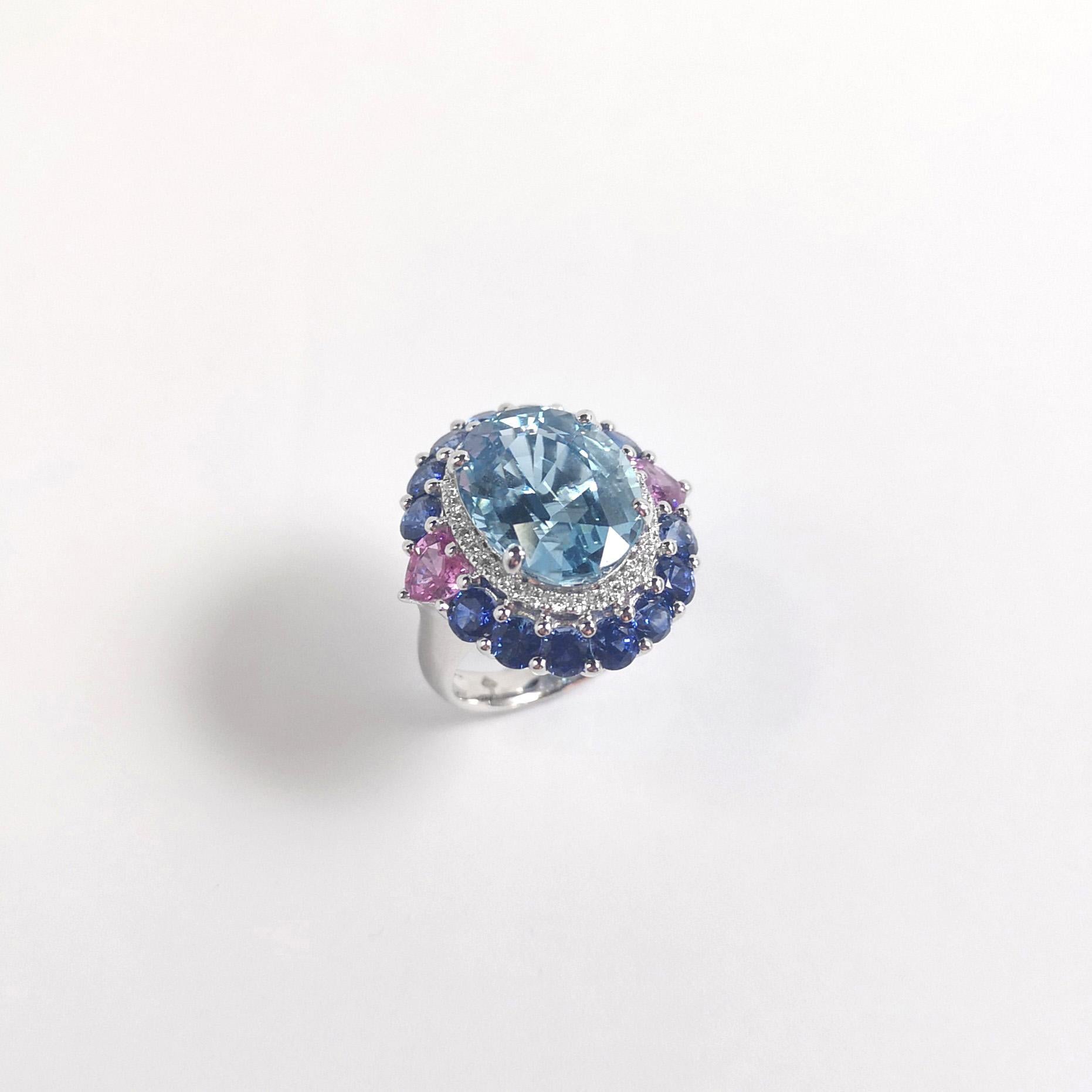 Ring aus 18 Karat Weißgold mit Aquamarin, blauem Saphir, rosa Saphir und Diamant im Angebot 7