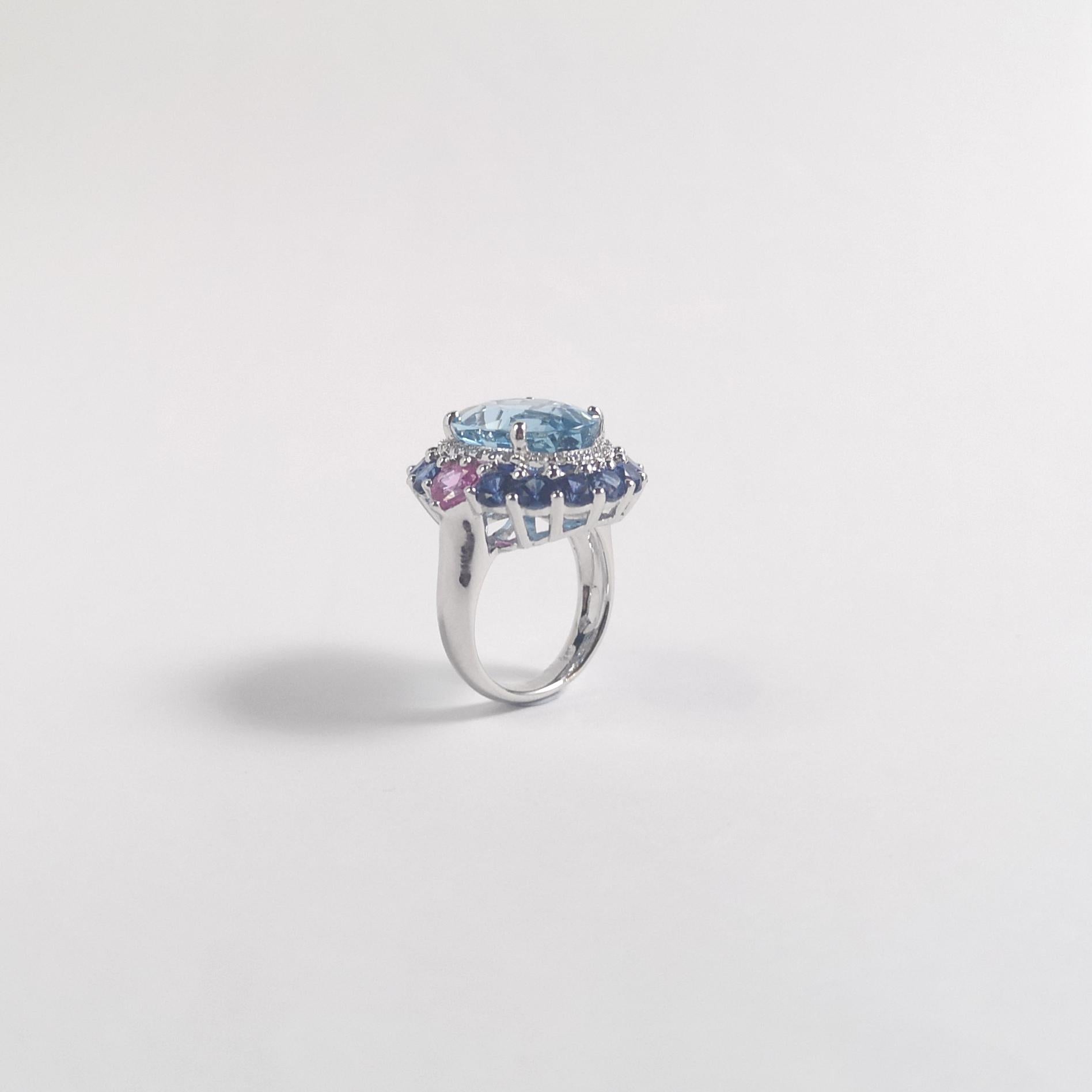 Ring aus 18 Karat Weißgold mit Aquamarin, blauem Saphir, rosa Saphir und Diamant im Angebot 9